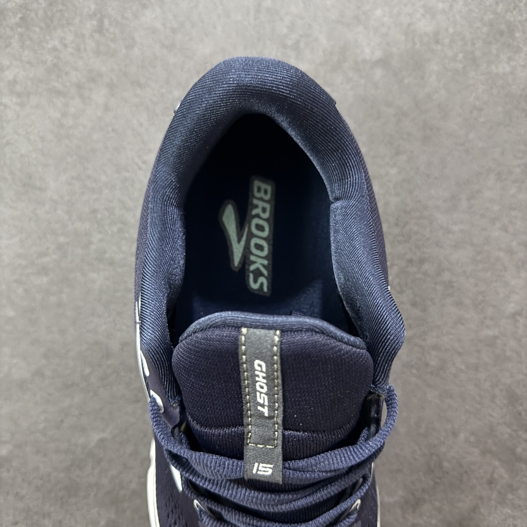 图片[7]-【公司级】布鲁克斯Brooks Ghost 幽灵 15 经典鞋款厚底增高运动老爹鞋 幽灵麦克斯，作为Brooks家的次顶级缓震跑鞋，Ghost 幽灵凭借优秀的脚感和穿着体验一直备受好评，是Brooks最畅销的鞋款之一。Ghost 15延续了该系列简洁大方的家族式设计语言，整体设计干净利落，大大的logo在沉稳中又透露着一丝张扬，任何年纪的跑者穿着都不会有违和感。工程针织鞋面带来贴合式的包裹体验，鞋面有一定的厚度，春秋，冬季都是非常不错的选择。大大的压胶LOGO有一定的拉扯强度，在优化鞋身设计的同时起到了稳定鞋面，提升稳定性的作用。鞋尖做了加强处理，而且硬度很高，来提升前掌的舒适度和保护性。后跟采用硬质港宝搭配环绕TPU的组合，来提升鞋身稳定性，配合充分的泡棉填充，包裹感十足。Ghost 15的中底采用了一体式DNA Loft V2泡棉，具有非常好的缓震性能，滚定性也非常好。橡胶厚度非常可观，鞋底巨大凹槽纹路，抓地性和止滑性都非常棒。Ghost 15的定位更偏向是一双综训鞋，兼顾缓震效能的同时回弹效果更佳。 尺码：36-46-选品中心