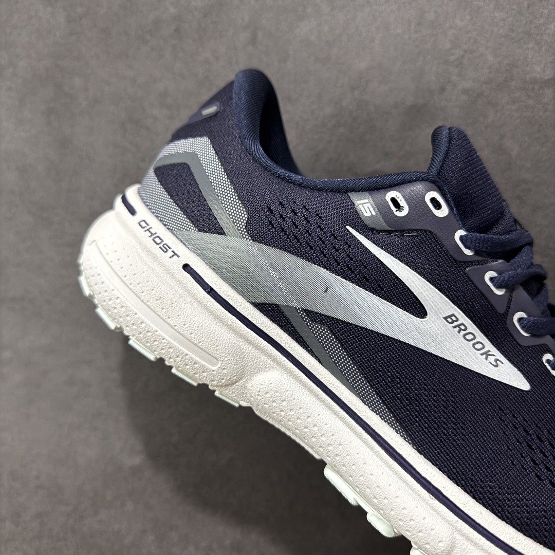 图片[6]-【公司级】布鲁克斯Brooks Ghost 幽灵 15 经典鞋款厚底增高运动老爹鞋 幽灵麦克斯，作为Brooks家的次顶级缓震跑鞋，Ghost 幽灵凭借优秀的脚感和穿着体验一直备受好评，是Brooks最畅销的鞋款之一。Ghost 15延续了该系列简洁大方的家族式设计语言，整体设计干净利落，大大的logo在沉稳中又透露着一丝张扬，任何年纪的跑者穿着都不会有违和感。工程针织鞋面带来贴合式的包裹体验，鞋面有一定的厚度，春秋，冬季都是非常不错的选择。大大的压胶LOGO有一定的拉扯强度，在优化鞋身设计的同时起到了稳定鞋面，提升稳定性的作用。鞋尖做了加强处理，而且硬度很高，来提升前掌的舒适度和保护性。后跟采用硬质港宝搭配环绕TPU的组合，来提升鞋身稳定性，配合充分的泡棉填充，包裹感十足。Ghost 15的中底采用了一体式DNA Loft V2泡棉，具有非常好的缓震性能，滚定性也非常好。橡胶厚度非常可观，鞋底巨大凹槽纹路，抓地性和止滑性都非常棒。Ghost 15的定位更偏向是一双综训鞋，兼顾缓震效能的同时回弹效果更佳。 尺码：36-46-选品中心