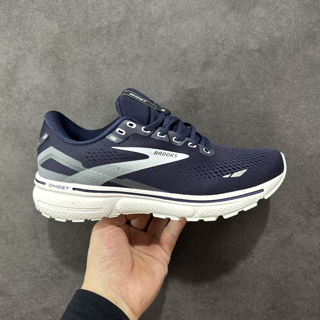 【公司级】布鲁克斯Brooks Ghost 幽灵 15 经典鞋款厚底增高运动老爹鞋 幽灵麦克斯,作为Brooks家的次顶级缓震跑鞋,Ghost 幽灵凭借优秀的脚感和穿着体验一直备受好评,是Brooks最畅销的鞋款之一。Ghost 15延续了该系列简洁大方的家族式设计语言,整体设计干净利落,大大的logo在沉稳中又透露着一丝张扬,任何年纪的跑者穿着都不会有违和感。工程针织鞋面带来贴合式的包裹体验,鞋面有一定的厚度,春秋,冬季都是非常不错的选择。大大的压胶LOGO有一定的拉扯强度,在优化鞋身设计的同时起到了稳定鞋面,提升稳定性的作用。鞋尖做了加强处理,而且硬度很高,来提升前掌的舒适度和保护性。后跟采用硬质港宝搭配环绕TPU的组合,来提升鞋身稳定性,配合充分的泡棉填充,包裹感十足。Ghost 15的中底采用了一体式DNA Loft V2泡棉,具有非常好的缓震性能,滚定性也非常好。橡胶厚度非常可观,鞋底巨大凹槽纹路,抓地性和止滑性都非常棒。Ghost 15的定位更偏向是一双综训鞋,兼顾缓震效能的同时回弹效果更佳。 尺码:36-46-选品中心