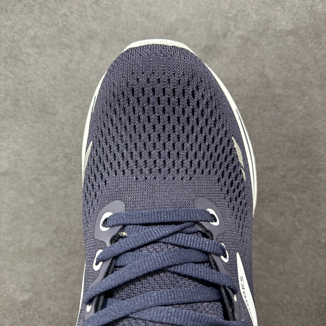 图片[8]-【公司级】布鲁克斯Brooks Ghost 幽灵 15 经典鞋款厚底增高运动老爹鞋 幽灵麦克斯，作为Brooks家的次顶级缓震跑鞋，Ghost 幽灵凭借优秀的脚感和穿着体验一直备受好评，是Brooks最畅销的鞋款之一。Ghost 15延续了该系列简洁大方的家族式设计语言，整体设计干净利落，大大的logo在沉稳中又透露着一丝张扬，任何年纪的跑者穿着都不会有违和感。工程针织鞋面带来贴合式的包裹体验，鞋面有一定的厚度，春秋，冬季都是非常不错的选择。大大的压胶LOGO有一定的拉扯强度，在优化鞋身设计的同时起到了稳定鞋面，提升稳定性的作用。鞋尖做了加强处理，而且硬度很高，来提升前掌的舒适度和保护性。后跟采用硬质港宝搭配环绕TPU的组合，来提升鞋身稳定性，配合充分的泡棉填充，包裹感十足。Ghost 15的中底采用了一体式DNA Loft V2泡棉，具有非常好的缓震性能，滚定性也非常好。橡胶厚度非常可观，鞋底巨大凹槽纹路，抓地性和止滑性都非常棒。Ghost 15的定位更偏向是一双综训鞋，兼顾缓震效能的同时回弹效果更佳。 尺码：36-46-选品中心