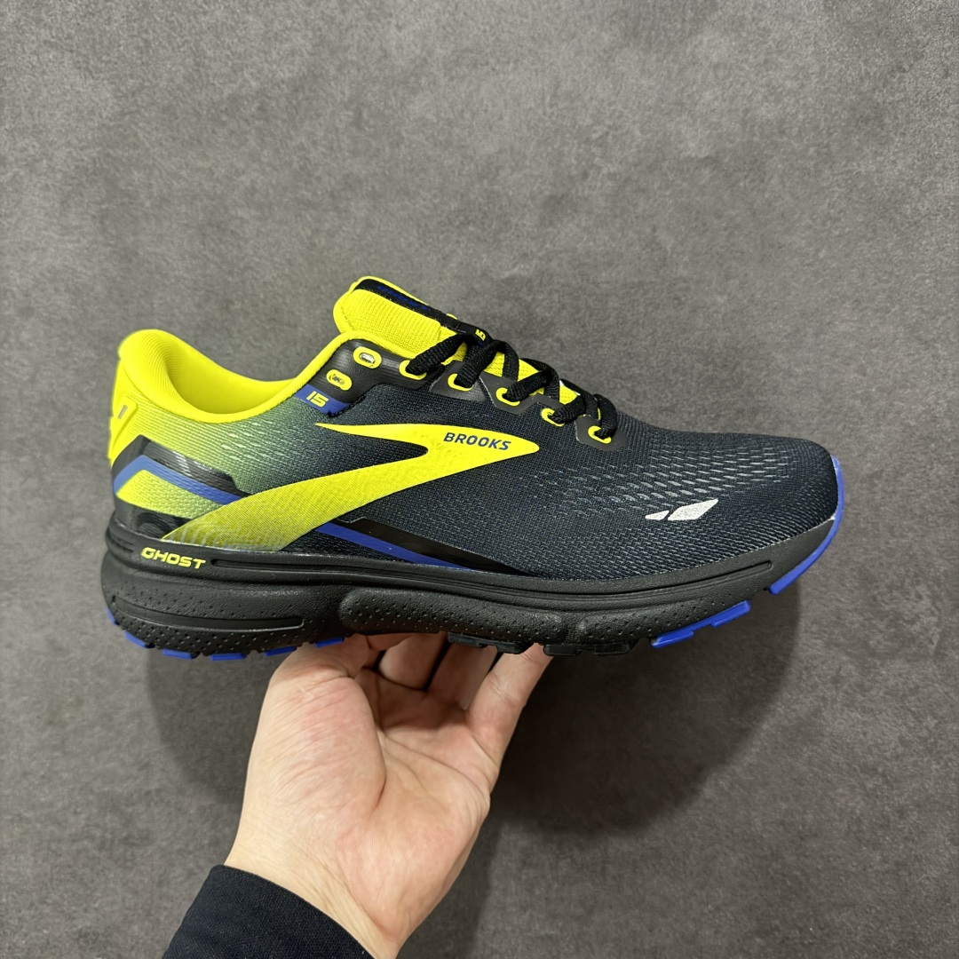 【公司级】布鲁克斯Brooks Ghost 幽灵 15 经典鞋款厚底增高运动老爹鞋 幽灵麦克斯,作为Brooks家的次顶级缓震跑鞋,Ghost 幽灵凭借优秀的脚感和穿着体验一直备受好评,是Brooks最畅销的鞋款之一。Ghost 15延续了该系列简洁大方的家族式设计语言,整体设计干净利落,大大的logo在沉稳中又透露着一丝张扬,任何年纪的跑者穿着都不会有违和感。工程针织鞋面带来贴合式的包裹体验,鞋面有一定的厚度,春秋,冬季都是非常不错的选择。大大的压胶LOGO有一定的拉扯强度,在优化鞋身设计的同时起到了稳定鞋面,提升稳定性的作用。鞋尖做了加强处理,而且硬度很高,来提升前掌的舒适度和保护性。后跟采用硬质港宝搭配环绕TPU的组合,来提升鞋身稳定性,配合充分的泡棉填充,包裹感十足。Ghost 15的中底采用了一体式DNA Loft V2泡棉,具有非常好的缓震性能,滚定性也非常好。橡胶厚度非常可观,鞋底巨大凹槽纹路,抓地性和止滑性都非常棒。Ghost 15的定位更偏向是一双综训鞋,兼顾缓震效能的同时回弹效果更佳。 尺码:36-46-选品中心