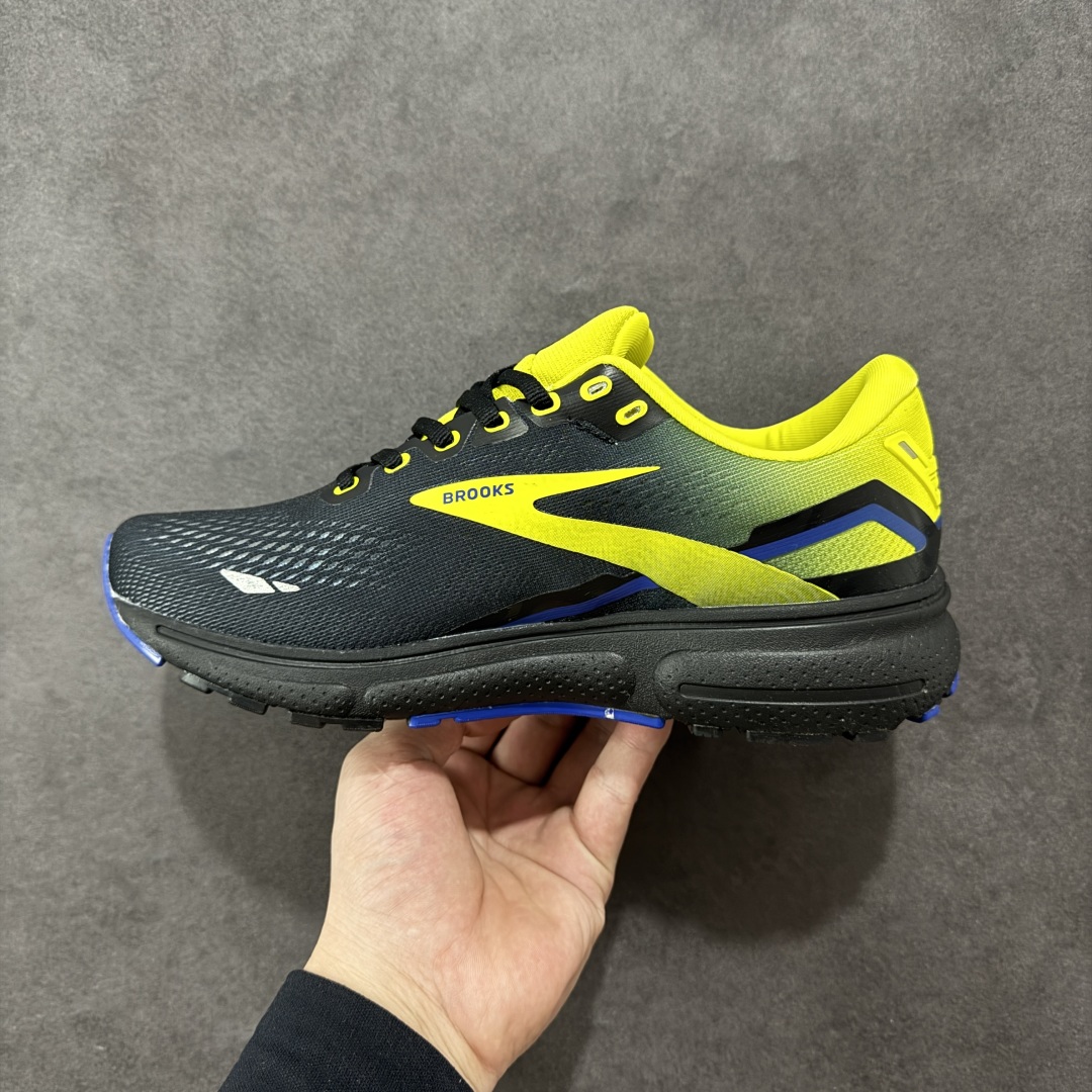 图片[2]-【公司级】布鲁克斯Brooks Ghost 幽灵 15 经典鞋款厚底增高运动老爹鞋 幽灵麦克斯，作为Brooks家的次顶级缓震跑鞋，Ghost 幽灵凭借优秀的脚感和穿着体验一直备受好评，是Brooks最畅销的鞋款之一。Ghost 15延续了该系列简洁大方的家族式设计语言，整体设计干净利落，大大的logo在沉稳中又透露着一丝张扬，任何年纪的跑者穿着都不会有违和感。工程针织鞋面带来贴合式的包裹体验，鞋面有一定的厚度，春秋，冬季都是非常不错的选择。大大的压胶LOGO有一定的拉扯强度，在优化鞋身设计的同时起到了稳定鞋面，提升稳定性的作用。鞋尖做了加强处理，而且硬度很高，来提升前掌的舒适度和保护性。后跟采用硬质港宝搭配环绕TPU的组合，来提升鞋身稳定性，配合充分的泡棉填充，包裹感十足。Ghost 15的中底采用了一体式DNA Loft V2泡棉，具有非常好的缓震性能，滚定性也非常好。橡胶厚度非常可观，鞋底巨大凹槽纹路，抓地性和止滑性都非常棒。Ghost 15的定位更偏向是一双综训鞋，兼顾缓震效能的同时回弹效果更佳。 尺码：36-46-选品中心