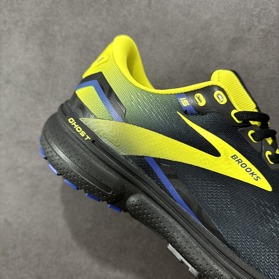 图片[6]-【公司级】布鲁克斯Brooks Ghost 幽灵 15 经典鞋款厚底增高运动老爹鞋 幽灵麦克斯，作为Brooks家的次顶级缓震跑鞋，Ghost 幽灵凭借优秀的脚感和穿着体验一直备受好评，是Brooks最畅销的鞋款之一。Ghost 15延续了该系列简洁大方的家族式设计语言，整体设计干净利落，大大的logo在沉稳中又透露着一丝张扬，任何年纪的跑者穿着都不会有违和感。工程针织鞋面带来贴合式的包裹体验，鞋面有一定的厚度，春秋，冬季都是非常不错的选择。大大的压胶LOGO有一定的拉扯强度，在优化鞋身设计的同时起到了稳定鞋面，提升稳定性的作用。鞋尖做了加强处理，而且硬度很高，来提升前掌的舒适度和保护性。后跟采用硬质港宝搭配环绕TPU的组合，来提升鞋身稳定性，配合充分的泡棉填充，包裹感十足。Ghost 15的中底采用了一体式DNA Loft V2泡棉，具有非常好的缓震性能，滚定性也非常好。橡胶厚度非常可观，鞋底巨大凹槽纹路，抓地性和止滑性都非常棒。Ghost 15的定位更偏向是一双综训鞋，兼顾缓震效能的同时回弹效果更佳。 尺码：36-46-选品中心