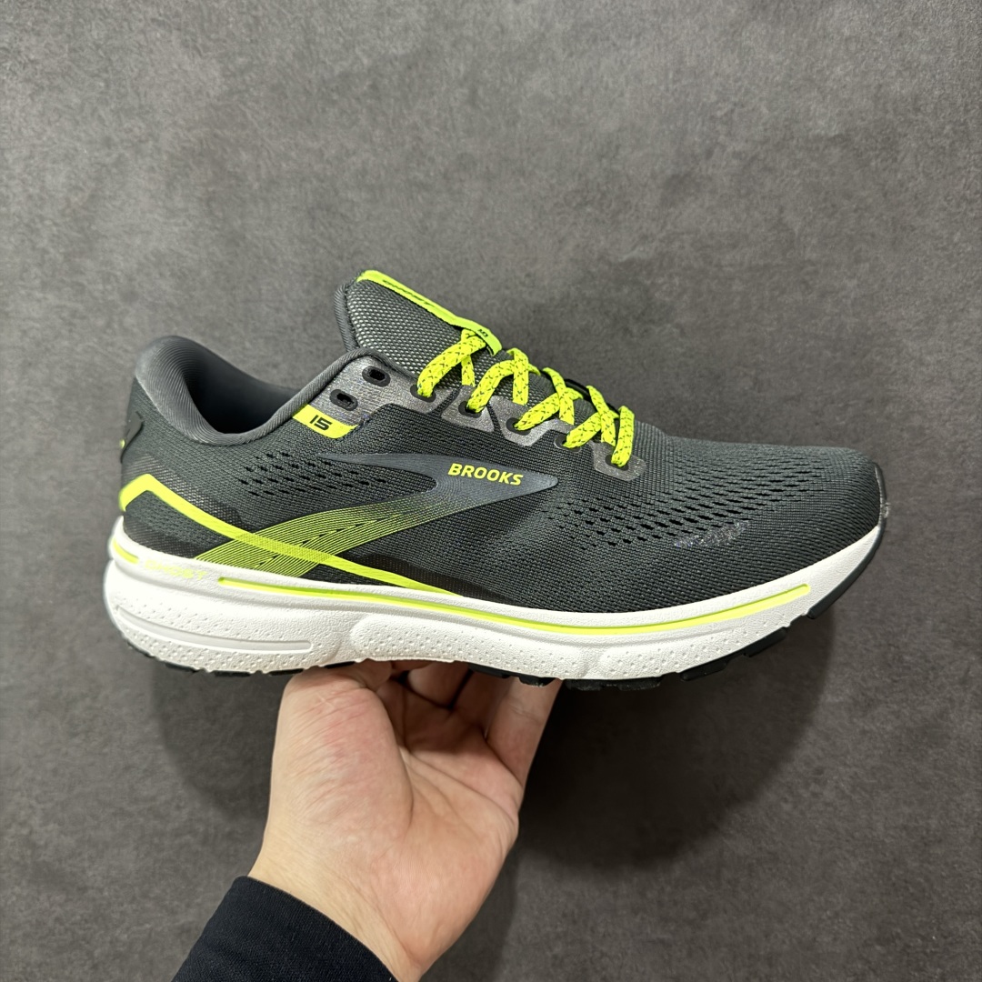 【公司级】布鲁克斯Brooks Ghost 幽灵 15 经典鞋款厚底增高运动老爹鞋 幽灵麦克斯,作为Brooks家的次顶级缓震跑鞋,Ghost 幽灵凭借优秀的脚感和穿着体验一直备受好评,是Brooks最畅销的鞋款之一。Ghost 15延续了该系列简洁大方的家族式设计语言,整体设计干净利落,大大的logo在沉稳中又透露着一丝张扬,任何年纪的跑者穿着都不会有违和感。工程针织鞋面带来贴合式的包裹体验,鞋面有一定的厚度,春秋,冬季都是非常不错的选择。大大的压胶LOGO有一定的拉扯强度,在优化鞋身设计的同时起到了稳定鞋面,提升稳定性的作用。鞋尖做了加强处理,而且硬度很高,来提升前掌的舒适度和保护性。后跟采用硬质港宝搭配环绕TPU的组合,来提升鞋身稳定性,配合充分的泡棉填充,包裹感十足。Ghost 15的中底采用了一体式DNA Loft V2泡棉,具有非常好的缓震性能,滚定性也非常好。橡胶厚度非常可观,鞋底巨大凹槽纹路,抓地性和止滑性都非常棒。Ghost 15的定位更偏向是一双综训鞋,兼顾缓震效能的同时回弹效果更佳。 尺码:36-46-选品中心