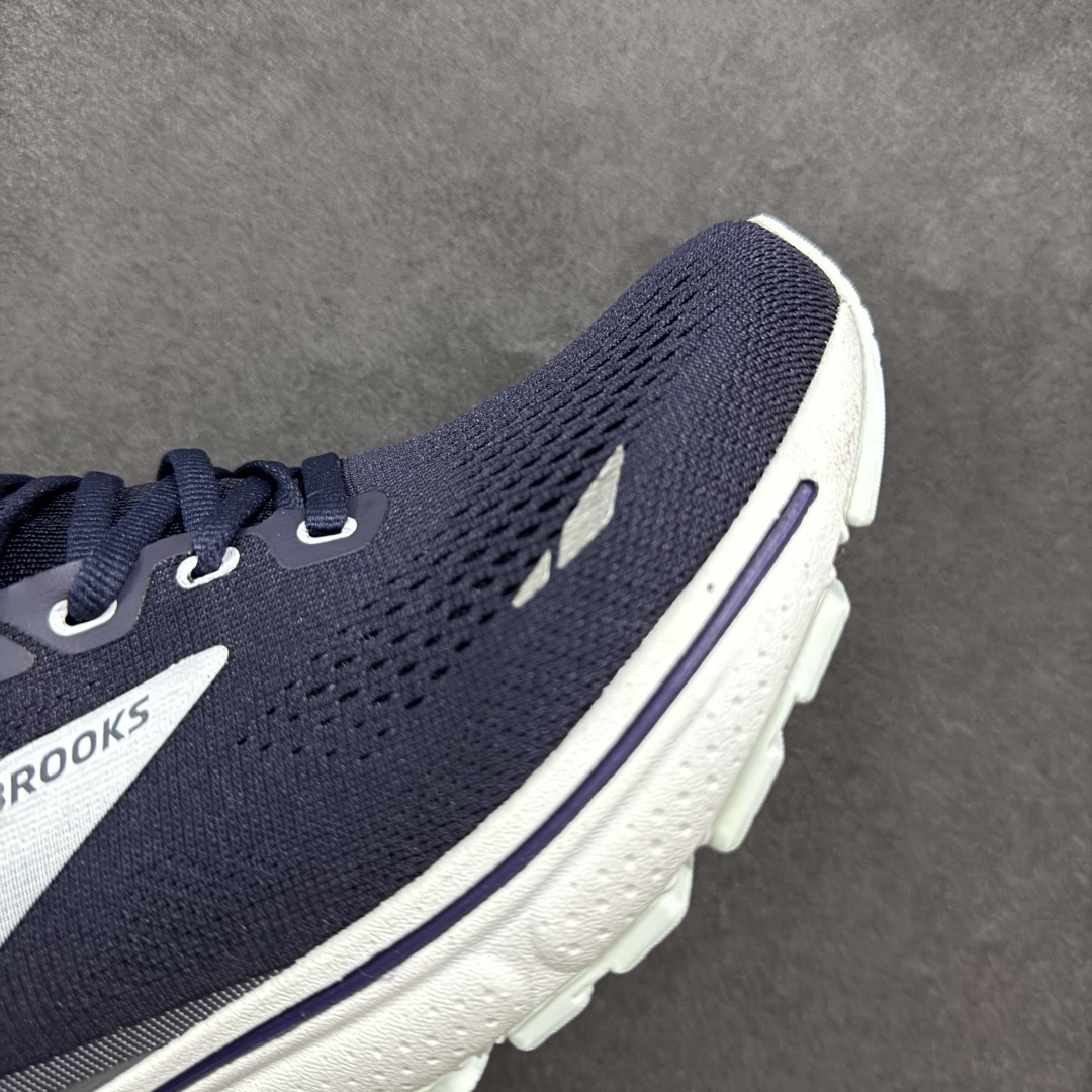 图片[5]-【公司级】布鲁克斯Brooks Ghost 幽灵 15 经典鞋款厚底增高运动老爹鞋 幽灵麦克斯，作为Brooks家的次顶级缓震跑鞋，Ghost 幽灵凭借优秀的脚感和穿着体验一直备受好评，是Brooks最畅销的鞋款之一。Ghost 15延续了该系列简洁大方的家族式设计语言，整体设计干净利落，大大的logo在沉稳中又透露着一丝张扬，任何年纪的跑者穿着都不会有违和感。工程针织鞋面带来贴合式的包裹体验，鞋面有一定的厚度，春秋，冬季都是非常不错的选择。大大的压胶LOGO有一定的拉扯强度，在优化鞋身设计的同时起到了稳定鞋面，提升稳定性的作用。鞋尖做了加强处理，而且硬度很高，来提升前掌的舒适度和保护性。后跟采用硬质港宝搭配环绕TPU的组合，来提升鞋身稳定性，配合充分的泡棉填充，包裹感十足。Ghost 15的中底采用了一体式DNA Loft V2泡棉，具有非常好的缓震性能，滚定性也非常好。橡胶厚度非常可观，鞋底巨大凹槽纹路，抓地性和止滑性都非常棒。Ghost 15的定位更偏向是一双综训鞋，兼顾缓震效能的同时回弹效果更佳。 尺码：36-46-选品中心