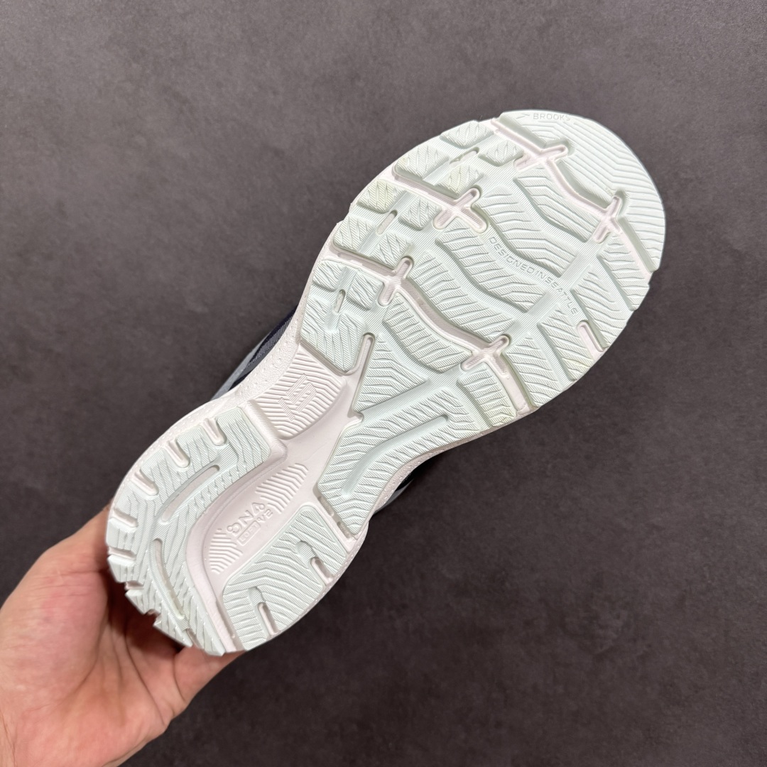 图片[9]-【公司级】布鲁克斯Brooks Ghost 幽灵 15 经典鞋款厚底增高运动老爹鞋 幽灵麦克斯，作为Brooks家的次顶级缓震跑鞋，Ghost 幽灵凭借优秀的脚感和穿着体验一直备受好评，是Brooks最畅销的鞋款之一。Ghost 15延续了该系列简洁大方的家族式设计语言，整体设计干净利落，大大的logo在沉稳中又透露着一丝张扬，任何年纪的跑者穿着都不会有违和感。工程针织鞋面带来贴合式的包裹体验，鞋面有一定的厚度，春秋，冬季都是非常不错的选择。大大的压胶LOGO有一定的拉扯强度，在优化鞋身设计的同时起到了稳定鞋面，提升稳定性的作用。鞋尖做了加强处理，而且硬度很高，来提升前掌的舒适度和保护性。后跟采用硬质港宝搭配环绕TPU的组合，来提升鞋身稳定性，配合充分的泡棉填充，包裹感十足。Ghost 15的中底采用了一体式DNA Loft V2泡棉，具有非常好的缓震性能，滚定性也非常好。橡胶厚度非常可观，鞋底巨大凹槽纹路，抓地性和止滑性都非常棒。Ghost 15的定位更偏向是一双综训鞋，兼顾缓震效能的同时回弹效果更佳。 尺码：36-46-选品中心
