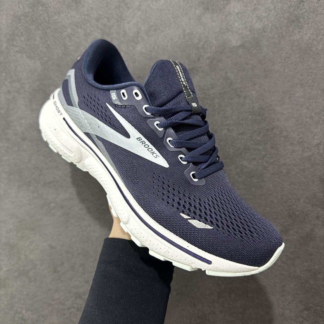 图片[3]-【公司级】布鲁克斯Brooks Ghost 幽灵 15 经典鞋款厚底增高运动老爹鞋 幽灵麦克斯，作为Brooks家的次顶级缓震跑鞋，Ghost 幽灵凭借优秀的脚感和穿着体验一直备受好评，是Brooks最畅销的鞋款之一。Ghost 15延续了该系列简洁大方的家族式设计语言，整体设计干净利落，大大的logo在沉稳中又透露着一丝张扬，任何年纪的跑者穿着都不会有违和感。工程针织鞋面带来贴合式的包裹体验，鞋面有一定的厚度，春秋，冬季都是非常不错的选择。大大的压胶LOGO有一定的拉扯强度，在优化鞋身设计的同时起到了稳定鞋面，提升稳定性的作用。鞋尖做了加强处理，而且硬度很高，来提升前掌的舒适度和保护性。后跟采用硬质港宝搭配环绕TPU的组合，来提升鞋身稳定性，配合充分的泡棉填充，包裹感十足。Ghost 15的中底采用了一体式DNA Loft V2泡棉，具有非常好的缓震性能，滚定性也非常好。橡胶厚度非常可观，鞋底巨大凹槽纹路，抓地性和止滑性都非常棒。Ghost 15的定位更偏向是一双综训鞋，兼顾缓震效能的同时回弹效果更佳。 尺码：36-46-选品中心