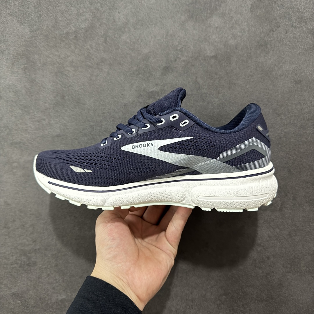 图片[2]-【公司级】布鲁克斯Brooks Ghost 幽灵 15 经典鞋款厚底增高运动老爹鞋 幽灵麦克斯，作为Brooks家的次顶级缓震跑鞋，Ghost 幽灵凭借优秀的脚感和穿着体验一直备受好评，是Brooks最畅销的鞋款之一。Ghost 15延续了该系列简洁大方的家族式设计语言，整体设计干净利落，大大的logo在沉稳中又透露着一丝张扬，任何年纪的跑者穿着都不会有违和感。工程针织鞋面带来贴合式的包裹体验，鞋面有一定的厚度，春秋，冬季都是非常不错的选择。大大的压胶LOGO有一定的拉扯强度，在优化鞋身设计的同时起到了稳定鞋面，提升稳定性的作用。鞋尖做了加强处理，而且硬度很高，来提升前掌的舒适度和保护性。后跟采用硬质港宝搭配环绕TPU的组合，来提升鞋身稳定性，配合充分的泡棉填充，包裹感十足。Ghost 15的中底采用了一体式DNA Loft V2泡棉，具有非常好的缓震性能，滚定性也非常好。橡胶厚度非常可观，鞋底巨大凹槽纹路，抓地性和止滑性都非常棒。Ghost 15的定位更偏向是一双综训鞋，兼顾缓震效能的同时回弹效果更佳。 尺码：36-46-选品中心