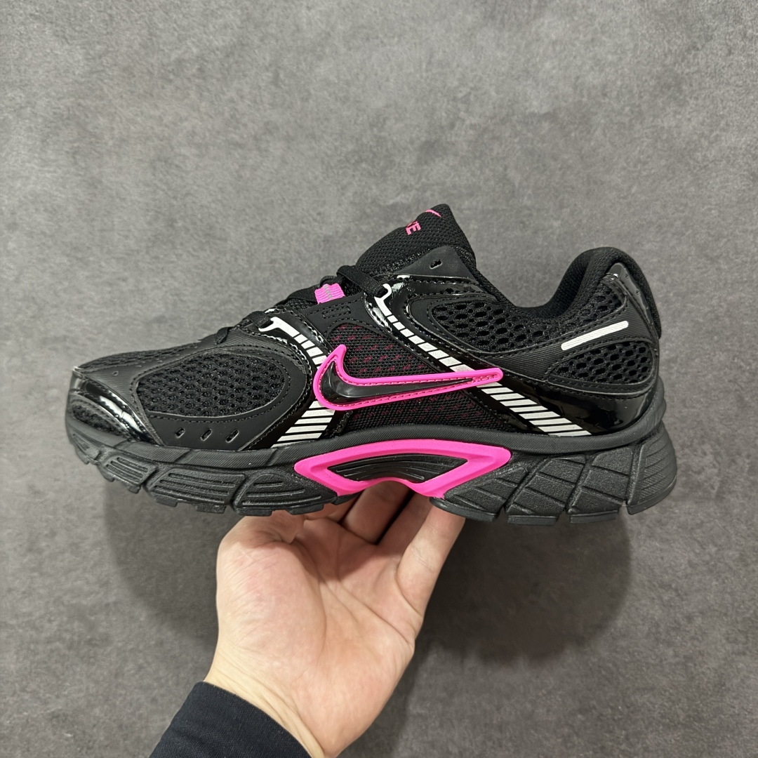 图片[2]-【公司级】NK V5 RNR 舒适百搭防滑耐磨低帮跑步鞋 HJ5228-007 舒适有型适合日常穿着 该鞋款延续千禧年经典设计搭载泡绵中底 厚实而轻盈匠心细节巧搭立体耐克勾标志焕新演绎复古跑鞋 鞋款从千禧年美学汲取灵感 混搭多种材质突显层次感立体感和传统跑步风范 尺码：36 36.5 37.5 38 38.5 39 40 40.5 41 42 42.5 43 44 44.5 45-选品中心