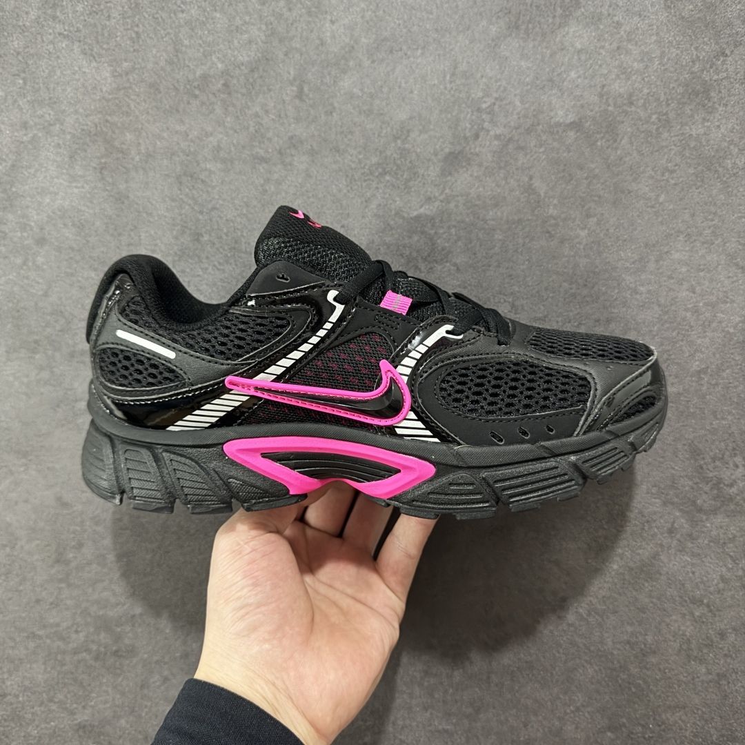 【公司级】NK V5 RNR 舒适百搭防滑耐磨低帮跑步鞋 HJ5228-007 舒适有型适合日常穿着 该鞋款延续千禧年经典设计搭载泡绵中底 厚实而轻盈匠心细节巧搭立体耐克勾标志焕新演绎复古跑鞋 鞋款从千禧年美学汲取灵感 混搭多种材质突显层次感立体感和传统跑步风范 尺码:36 36.5 37.5 38 38.5 39 40 40.5 41 42 42.5 43 44 44.5 45-选品中心