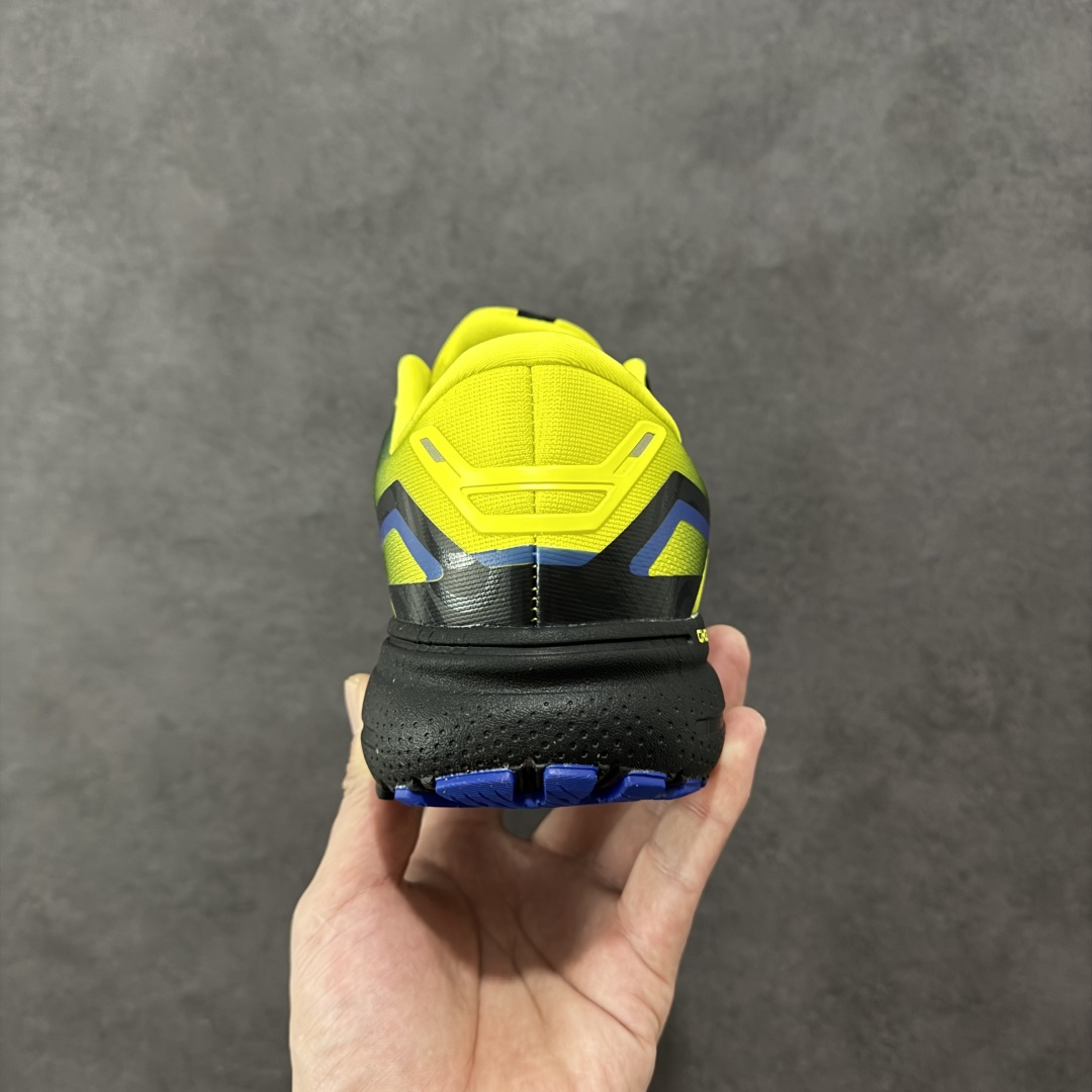 图片[4]-【公司级】布鲁克斯Brooks Ghost 幽灵 15 经典鞋款厚底增高运动老爹鞋 幽灵麦克斯，作为Brooks家的次顶级缓震跑鞋，Ghost 幽灵凭借优秀的脚感和穿着体验一直备受好评，是Brooks最畅销的鞋款之一。Ghost 15延续了该系列简洁大方的家族式设计语言，整体设计干净利落，大大的logo在沉稳中又透露着一丝张扬，任何年纪的跑者穿着都不会有违和感。工程针织鞋面带来贴合式的包裹体验，鞋面有一定的厚度，春秋，冬季都是非常不错的选择。大大的压胶LOGO有一定的拉扯强度，在优化鞋身设计的同时起到了稳定鞋面，提升稳定性的作用。鞋尖做了加强处理，而且硬度很高，来提升前掌的舒适度和保护性。后跟采用硬质港宝搭配环绕TPU的组合，来提升鞋身稳定性，配合充分的泡棉填充，包裹感十足。Ghost 15的中底采用了一体式DNA Loft V2泡棉，具有非常好的缓震性能，滚定性也非常好。橡胶厚度非常可观，鞋底巨大凹槽纹路，抓地性和止滑性都非常棒。Ghost 15的定位更偏向是一双综训鞋，兼顾缓震效能的同时回弹效果更佳。 尺码：36-46-选品中心