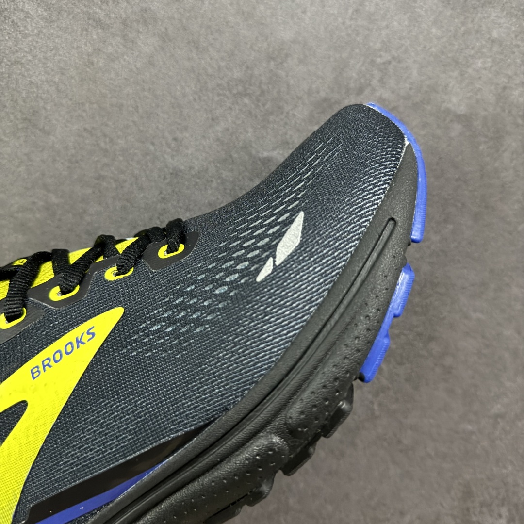 图片[5]-【公司级】布鲁克斯Brooks Ghost 幽灵 15 经典鞋款厚底增高运动老爹鞋 幽灵麦克斯，作为Brooks家的次顶级缓震跑鞋，Ghost 幽灵凭借优秀的脚感和穿着体验一直备受好评，是Brooks最畅销的鞋款之一。Ghost 15延续了该系列简洁大方的家族式设计语言，整体设计干净利落，大大的logo在沉稳中又透露着一丝张扬，任何年纪的跑者穿着都不会有违和感。工程针织鞋面带来贴合式的包裹体验，鞋面有一定的厚度，春秋，冬季都是非常不错的选择。大大的压胶LOGO有一定的拉扯强度，在优化鞋身设计的同时起到了稳定鞋面，提升稳定性的作用。鞋尖做了加强处理，而且硬度很高，来提升前掌的舒适度和保护性。后跟采用硬质港宝搭配环绕TPU的组合，来提升鞋身稳定性，配合充分的泡棉填充，包裹感十足。Ghost 15的中底采用了一体式DNA Loft V2泡棉，具有非常好的缓震性能，滚定性也非常好。橡胶厚度非常可观，鞋底巨大凹槽纹路，抓地性和止滑性都非常棒。Ghost 15的定位更偏向是一双综训鞋，兼顾缓震效能的同时回弹效果更佳。 尺码：36-46-选品中心