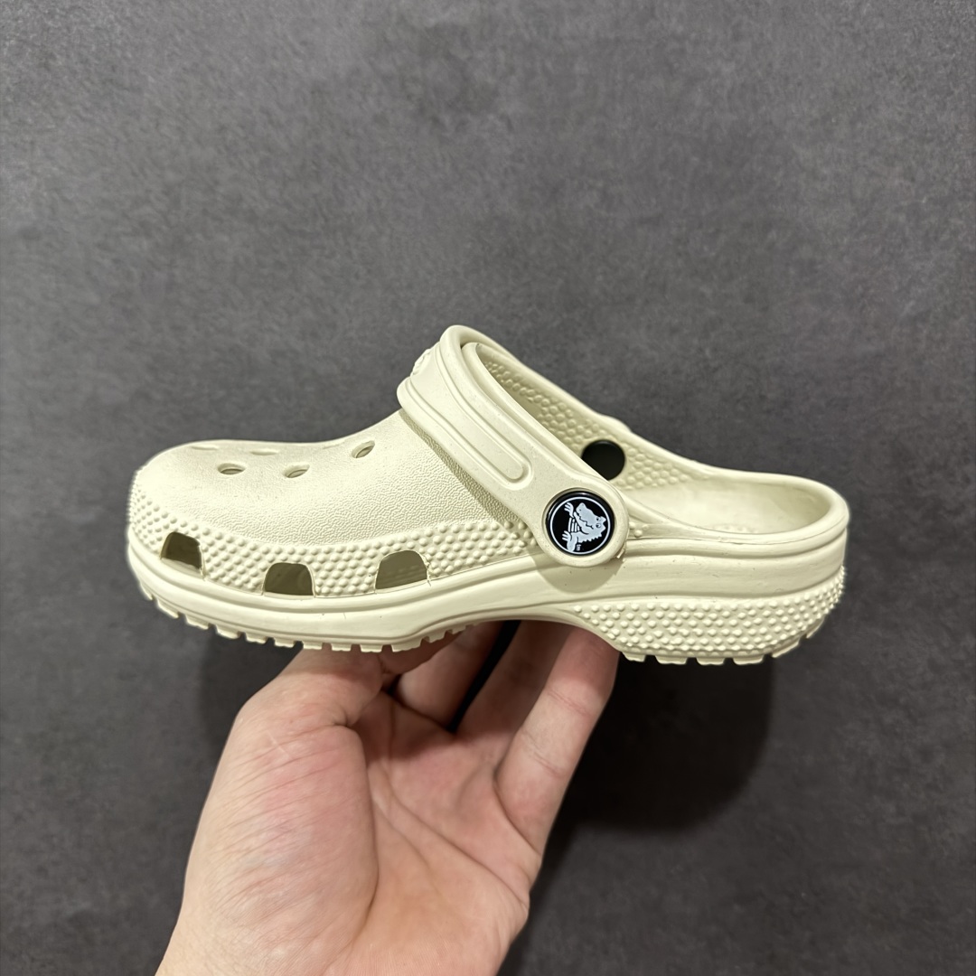 图片[2]-【公司级】童鞋 Crocs Classic Clog 卡骆驰 经典明星洞洞凉鞋  #透明防水袋包装 注意配件需单独购买 超轻Croslite专利材料打造 鞋面更加耐用易清洗  尺码：C8（25）C9（26） C10（27）C11（28）C12（29）C13（30-31）J1（32）J2（33-34）J3（35-36）-选品中心