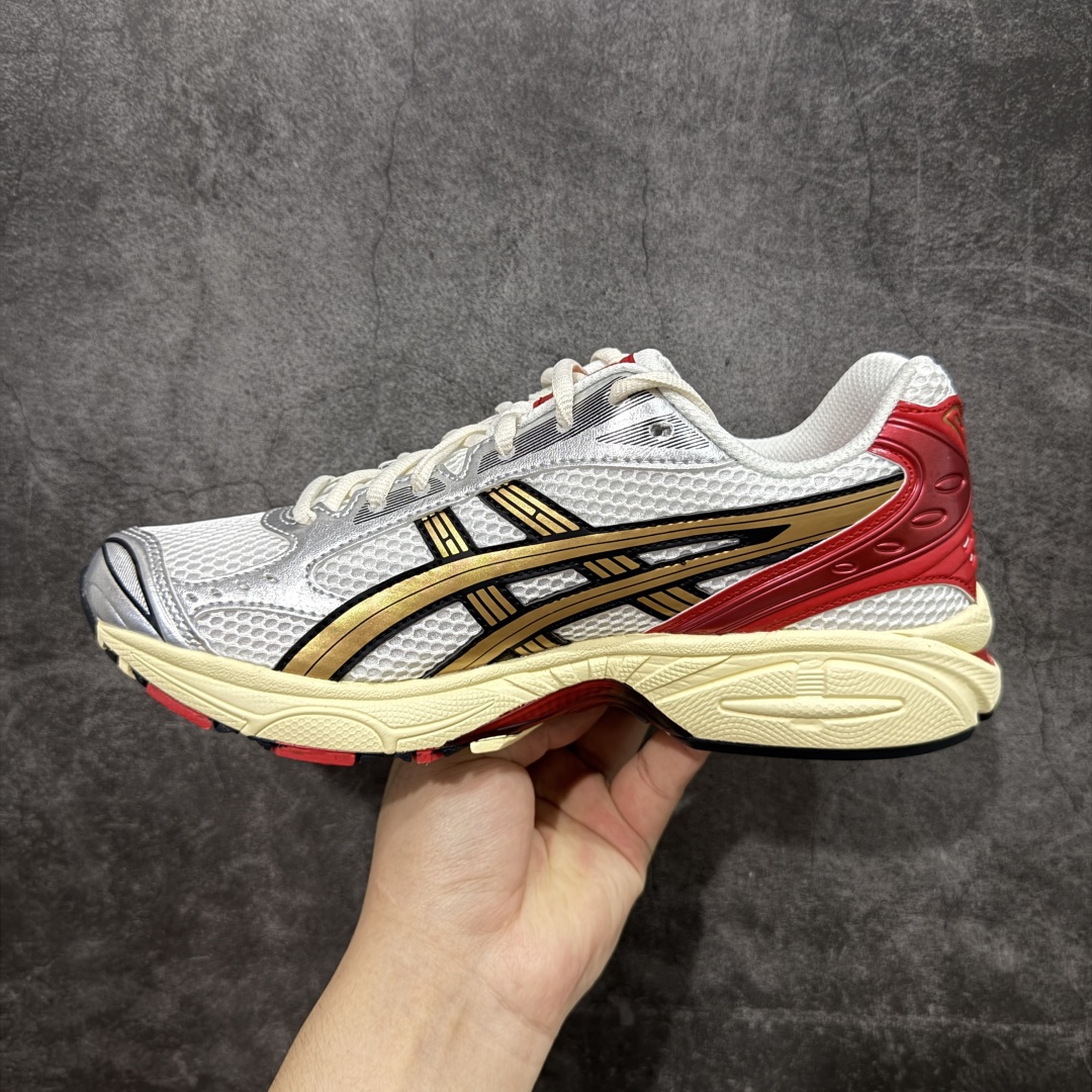 图片[2]-【总裁版】 ASICS GEL-KAYANO 14 亚瑟士系列轻量缓震休闲运动跑步鞋 市场天花板品质 鞋型细节秒杀市场流通版本 知名大厂出品 原版开发 细节完美把控 独家私模五层组合大底 原厂定制缓震硅胶加持 原盒原配 官方四联吊牌 一比一同步原鞋工艺和用料 后跟一样采用了GEL缓震胶 整体系列设计非常的科技感！ 锻炼跑步的同时让你一样时尚百搭！ 设计师 Hidenori Yamashita 以「Flash」一词为灵感，创造出未来感金属色鞋面，改造升级内在性能，由内而外全面革新，为 GEL-KAYANO 家族传承及经典跑鞋文化的延续，创下里程碑式作品。ASICS GEL – KAYANO 14 跑鞋重新诠释了复古的跑步形状，并以其 2000 年代后期的美学理念重新铺装，银色与蓝色的鞋面极为高档.网面铺陈与鞋面、鞋头多处细节位增添了透气性。ASICS GEL – KAYANO 14的鞋后跟部中底上以及多密度耐磨鞋底增加了 GEL 缓震胶，提供高抗冲击性、缓冲性、可保护脚部免受地面冲击的影响，穿着舒适性十足「入手同款」 尺码：36 37 37.5 38 39 39.5 40.5 41.5 42 42.5 43.5 44 45 46-选品中心