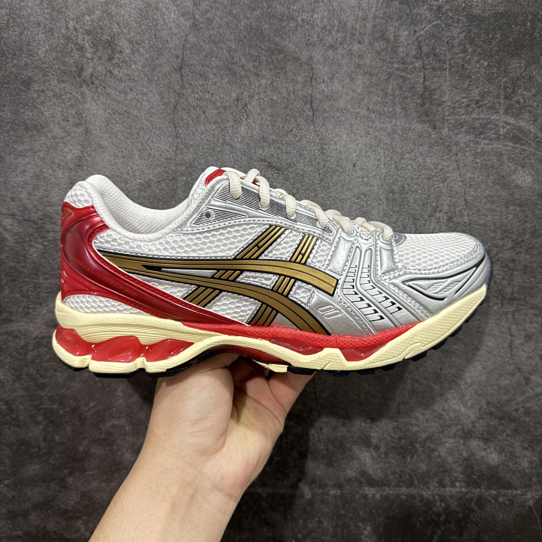 【总裁版】 ASICS GEL-KAYANO 14 亚瑟士系列轻量缓震休闲运动跑步鞋 市场天花板品质 鞋型细节秒杀市场流通版本 知名大厂出品 原版开发 细节完美把控 独家私模五层组合大底 原厂定制缓震硅胶加持 原盒原配 官方四联吊牌 一比一同步原鞋工艺和用料 后跟一样采用了GEL缓震胶 整体系列设计非常的科技感! 锻炼跑步的同时让你一样时尚百搭! 设计师 Hidenori Yamashita 以「Flash」一词为灵感,创造出未来感金属色鞋面,改造升级内在性能,由内而外全面革新,为 GEL-KAYANO 家族传承及经典跑鞋文化的延续,创下里程碑式作品。ASICS GEL - KAYANO 14 跑鞋重新诠释了复古的跑步形状,并以其 2000 年代后期的美学理念重新铺装,银色与蓝色的鞋面极为高档.网面铺陈与鞋面、鞋头多处细节位增添了透气性。ASICS GEL - KAYANO 14的鞋后跟部中底上以及多密度耐磨鞋底增加了 GEL 缓震胶,提供高抗冲击性、缓冲性、可保护脚部免受地面冲击的影响,穿着舒适性十足「入手同款」 尺码:36 37 37.5 38 39 39.5 40.5 41.5 42 42.5 43.5 44 45 46-选品中心