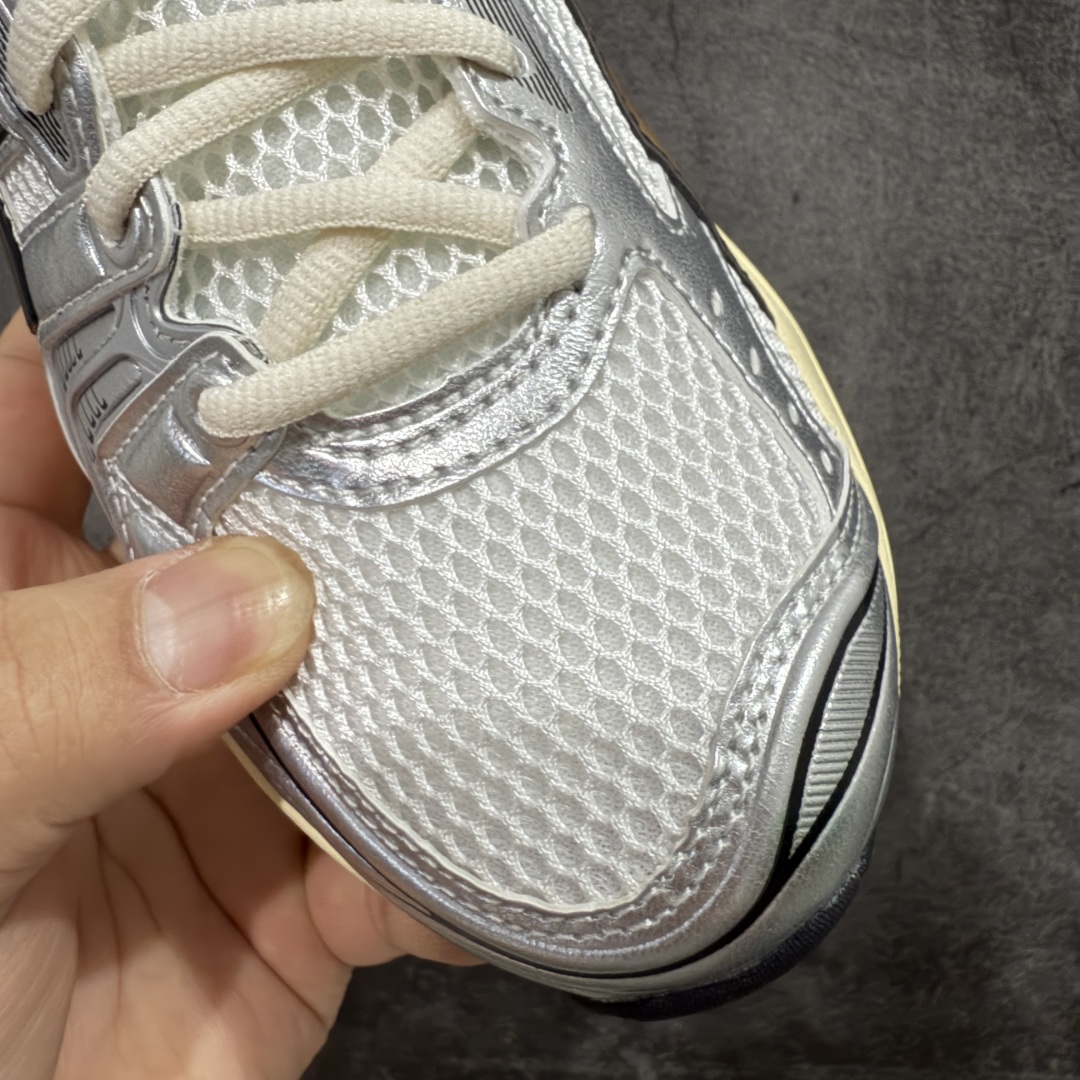 图片[5]-【总裁版】 ASICS GEL-KAYANO 14 亚瑟士系列轻量缓震休闲运动跑步鞋 市场天花板品质 鞋型细节秒杀市场流通版本 知名大厂出品 原版开发 细节完美把控 独家私模五层组合大底 原厂定制缓震硅胶加持 原盒原配 官方四联吊牌 一比一同步原鞋工艺和用料 后跟一样采用了GEL缓震胶 整体系列设计非常的科技感！ 锻炼跑步的同时让你一样时尚百搭！ 设计师 Hidenori Yamashita 以「Flash」一词为灵感，创造出未来感金属色鞋面，改造升级内在性能，由内而外全面革新，为 GEL-KAYANO 家族传承及经典跑鞋文化的延续，创下里程碑式作品。ASICS GEL – KAYANO 14 跑鞋重新诠释了复古的跑步形状，并以其 2000 年代后期的美学理念重新铺装，银色与蓝色的鞋面极为高档.网面铺陈与鞋面、鞋头多处细节位增添了透气性。ASICS GEL – KAYANO 14的鞋后跟部中底上以及多密度耐磨鞋底增加了 GEL 缓震胶，提供高抗冲击性、缓冲性、可保护脚部免受地面冲击的影响，穿着舒适性十足「入手同款」 尺码：36 37 37.5 38 39 39.5 40.5 41.5 42 42.5 43.5 44 45 46-选品中心