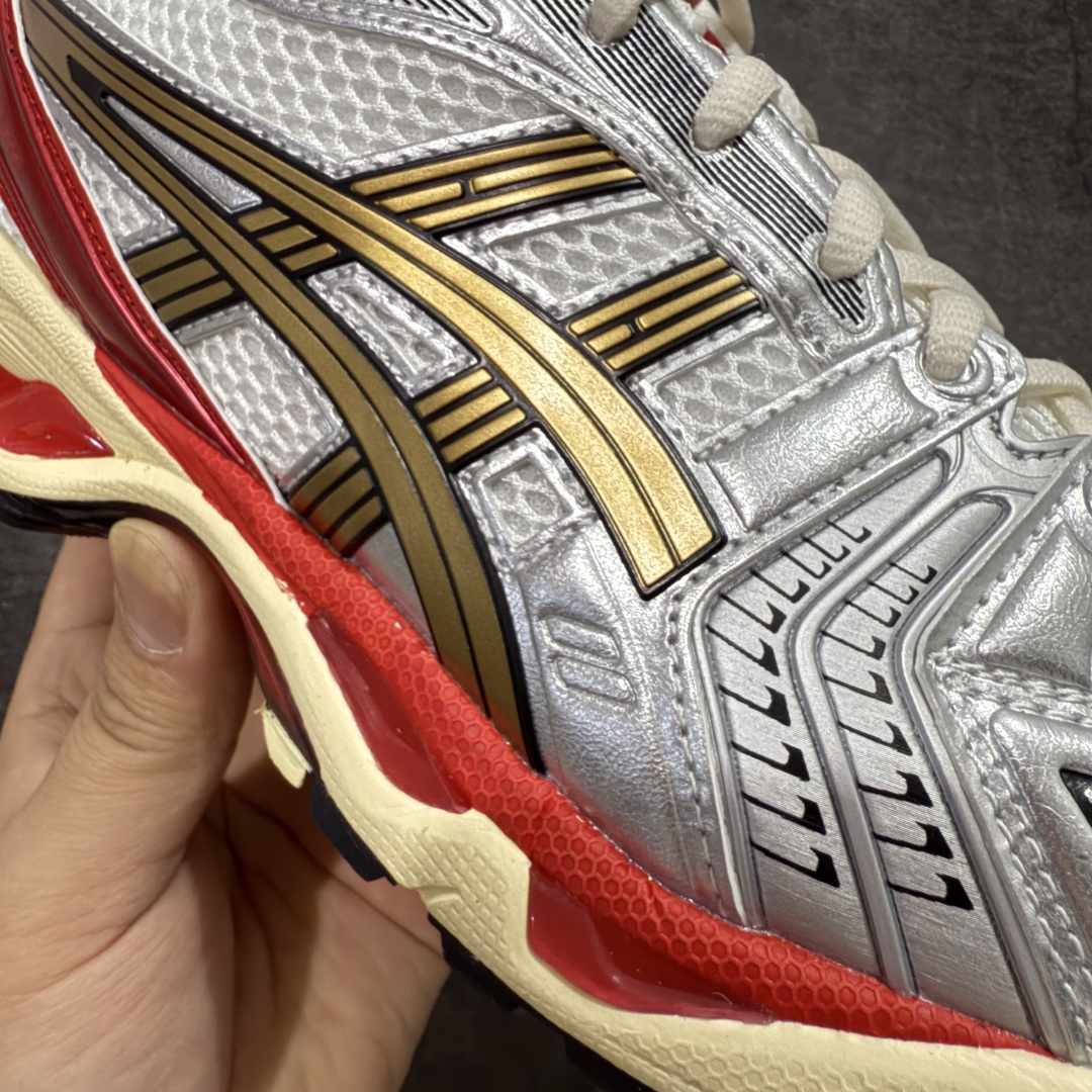 图片[4]-【总裁版】 ASICS GEL-KAYANO 14 亚瑟士系列轻量缓震休闲运动跑步鞋 市场天花板品质 鞋型细节秒杀市场流通版本 知名大厂出品 原版开发 细节完美把控 独家私模五层组合大底 原厂定制缓震硅胶加持 原盒原配 官方四联吊牌 一比一同步原鞋工艺和用料 后跟一样采用了GEL缓震胶 整体系列设计非常的科技感！ 锻炼跑步的同时让你一样时尚百搭！ 设计师 Hidenori Yamashita 以「Flash」一词为灵感，创造出未来感金属色鞋面，改造升级内在性能，由内而外全面革新，为 GEL-KAYANO 家族传承及经典跑鞋文化的延续，创下里程碑式作品。ASICS GEL – KAYANO 14 跑鞋重新诠释了复古的跑步形状，并以其 2000 年代后期的美学理念重新铺装，银色与蓝色的鞋面极为高档.网面铺陈与鞋面、鞋头多处细节位增添了透气性。ASICS GEL – KAYANO 14的鞋后跟部中底上以及多密度耐磨鞋底增加了 GEL 缓震胶，提供高抗冲击性、缓冲性、可保护脚部免受地面冲击的影响，穿着舒适性十足「入手同款」 尺码：36 37 37.5 38 39 39.5 40.5 41.5 42 42.5 43.5 44 45 46-选品中心