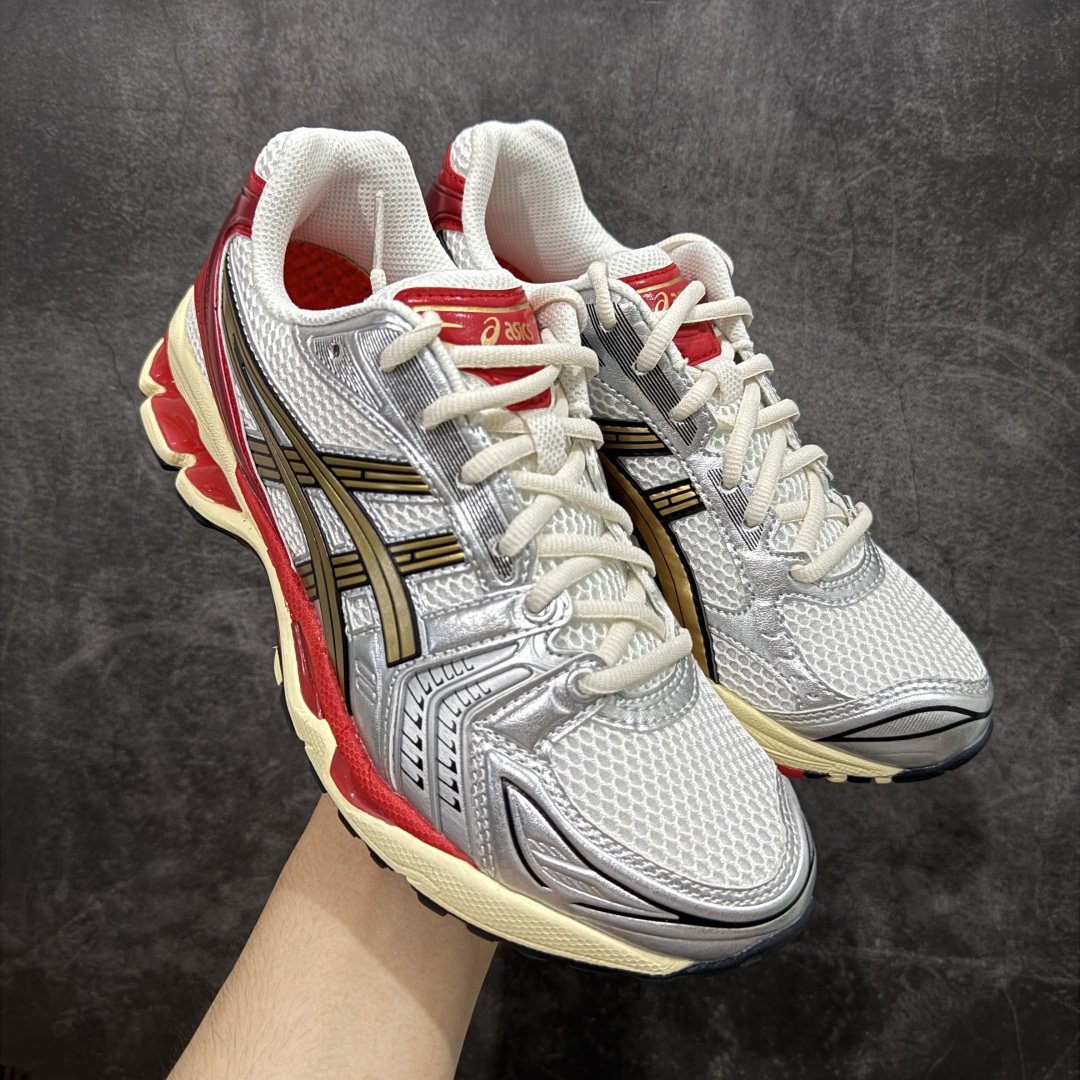 【总裁版】 ASICS GEL-KAYANO 14 亚瑟士系列轻量缓震休闲运动跑步鞋 市场天花板品质 鞋型细节秒杀市场流通版本 知名大厂出品 原版开发 细节完美把控 独家私模五层组合大底 原厂定制缓震硅胶加持 原盒原配 官方四联吊牌 一比一同步原鞋工艺和用料 后跟一样采用了GEL缓震胶 整体系列设计非常的科技感! 锻炼跑步的同时让你一样时尚百搭! 设计师 Hidenori Yamashita 以「Flash」一词为灵感,创造出未来感金属色鞋面,改造升级内在性能,由内而外全面革新,为 GEL-KAYANO 家族传承及经典跑鞋文化的延续,创下里程碑式作品。ASICS GEL - KAYANO 14 跑鞋重新诠释了复古的跑步形状,并以其 2000 年代后期的美学理念重新铺装,银色与蓝色的鞋面极为高档.网面铺陈与鞋面、鞋头多处细节位增添了透气性。ASICS GEL - KAYANO 14的鞋后跟部中底上以及多密度耐磨鞋底增加了 GEL 缓震胶,提供高抗冲击性、缓冲性、可保护脚部免受地面冲击的影响,穿着舒适性十足「入手同款」 尺码:36 37 37.5 38 39 39.5 40.5 41.5 42 42.5 43.5 44 45 46-选品中心