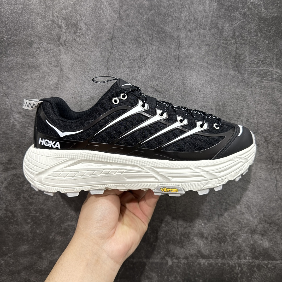 【公司级】HOKA ONE ONE Mafate Three 2 玛法特2.5代系列低帮轻量户外越野休闲运动慢跑鞋 上脚赞到报爆 轻盈舒适 鞋面采用超轻的无缝架构 轻薄的TPU贴在透气的鞋面材料上 减轻重量同时也保证了支撑性 鞋底采用滚动平衡技术 引导跑者回归自然步态 祖传的神奇EVA材质中底依旧是一如既往地表现优秀 能提供充足的缓震 作为HOKA家的越野跑鞋 VIBRAM 橡胶大底也是必不可少的 即便在复杂湿滑的地形 依旧能有良好的抓地力及稳定性 鞋带采用了弹性不易松脱的扁宽弹性鞋带 前掌与中掌部分也进行了加宽 也更加适合亚洲人的脚型 是一款十分全面且足够强悍的户外硬核越野鞋 日常搭配的话短裤是基本不挑 阔腿裤 工装裤以及各种长筒牛仔裤都可以 尺码:36 36.5 37.5 38 38.5 39 40 40.5 41 42 42.5 43 44 44.5 45-选品中心