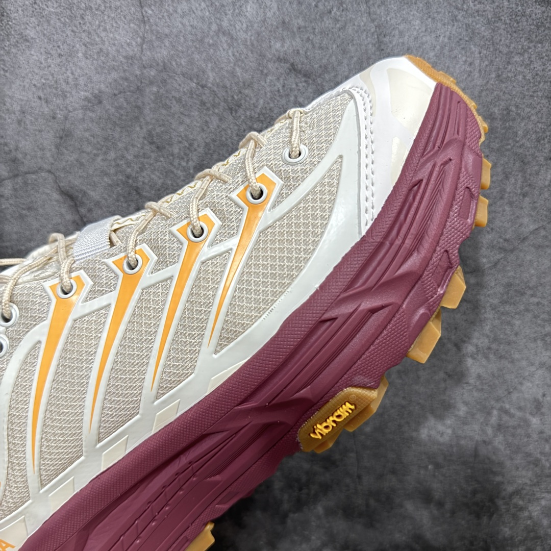 图片[6]-【公司级】HOKA ONE ONE Mafate Three 2 玛法特2.5代系列低帮轻量户外越野休闲运动慢跑鞋 上脚赞到报爆 轻盈舒适 鞋面采用超轻的无缝架构 轻薄的TPU贴在透气的鞋面材料上 减轻重量同时也保证了支撑性 鞋底采用滚动平衡技术 引导跑者回归自然步态 祖传的神奇EVA材质中底依旧是一如既往地表现优秀 能提供充足的缓震 作为HOKA家的越野跑鞋 VIBRAM 橡胶大底也是必不可少的 即便在复杂湿滑的地形 依旧能有良好的抓地力及稳定性 鞋带采用了弹性不易松脱的扁宽弹性鞋带 前掌与中掌部分也进行了加宽 也更加适合亚洲人的脚型 是一款十分全面且足够强悍的户外硬核越野鞋 日常搭配的话短裤是基本不挑 阔腿裤 工装裤以及各种长筒牛仔裤都可以 尺码：36 36.5 37.5 38 38.5 39 40 40.5 41 42 42.5 43 44 44.5 45-选品中心