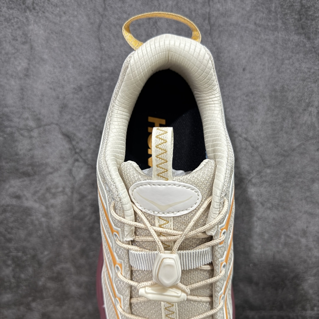 图片[8]-【公司级】HOKA ONE ONE Mafate Three 2 玛法特2.5代系列低帮轻量户外越野休闲运动慢跑鞋 上脚赞到报爆 轻盈舒适 鞋面采用超轻的无缝架构 轻薄的TPU贴在透气的鞋面材料上 减轻重量同时也保证了支撑性 鞋底采用滚动平衡技术 引导跑者回归自然步态 祖传的神奇EVA材质中底依旧是一如既往地表现优秀 能提供充足的缓震 作为HOKA家的越野跑鞋 VIBRAM 橡胶大底也是必不可少的 即便在复杂湿滑的地形 依旧能有良好的抓地力及稳定性 鞋带采用了弹性不易松脱的扁宽弹性鞋带 前掌与中掌部分也进行了加宽 也更加适合亚洲人的脚型 是一款十分全面且足够强悍的户外硬核越野鞋 日常搭配的话短裤是基本不挑 阔腿裤 工装裤以及各种长筒牛仔裤都可以 尺码：36 36.5 37.5 38 38.5 39 40 40.5 41 42 42.5 43 44 44.5 45-选品中心