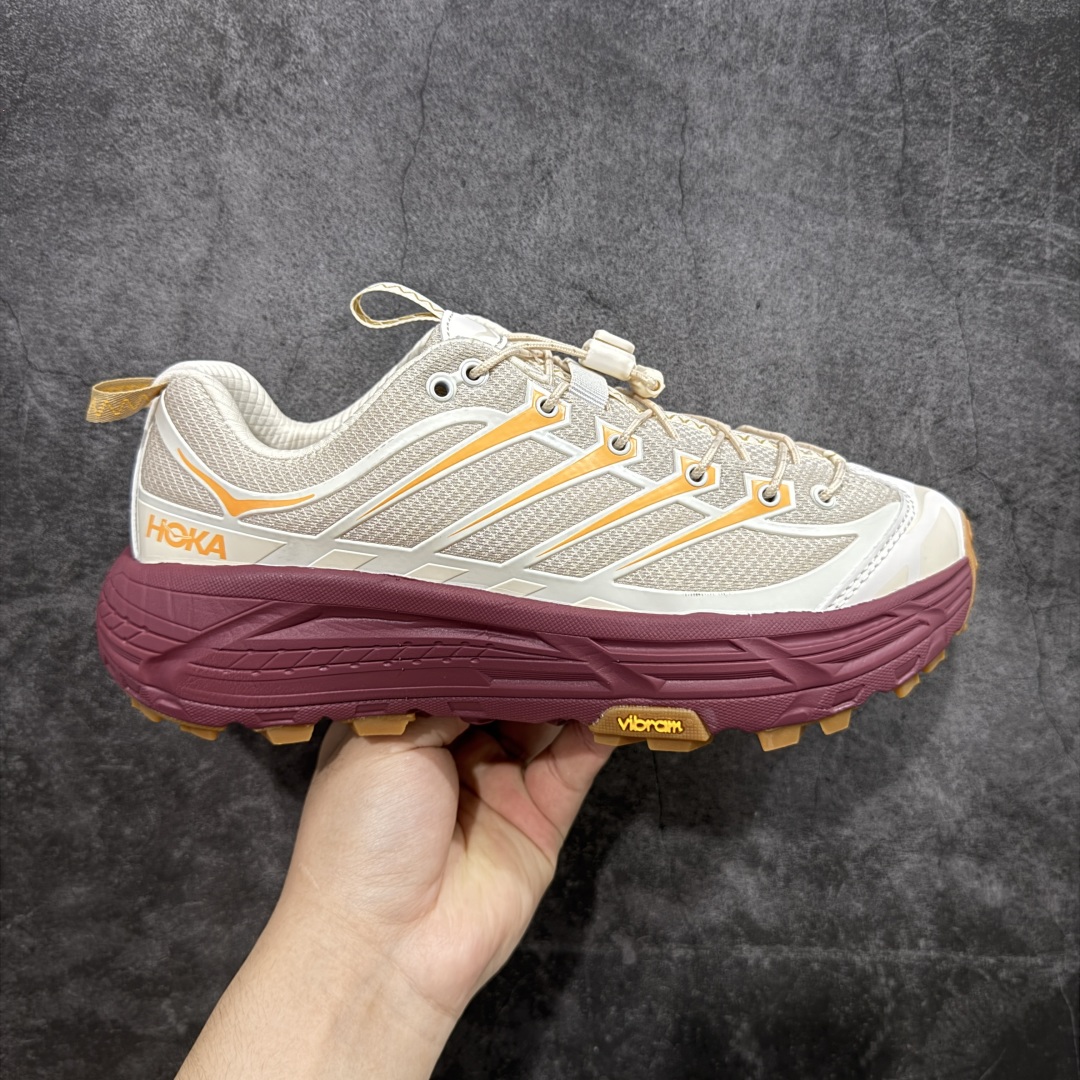 【公司级】HOKA ONE ONE Mafate Three 2 玛法特2.5代系列低帮轻量户外越野休闲运动慢跑鞋 上脚赞到报爆 轻盈舒适 鞋面采用超轻的无缝架构 轻薄的TPU贴在透气的鞋面材料上 减轻重量同时也保证了支撑性 鞋底采用滚动平衡技术 引导跑者回归自然步态 祖传的神奇EVA材质中底依旧是一如既往地表现优秀 能提供充足的缓震 作为HOKA家的越野跑鞋 VIBRAM 橡胶大底也是必不可少的 即便在复杂湿滑的地形 依旧能有良好的抓地力及稳定性 鞋带采用了弹性不易松脱的扁宽弹性鞋带 前掌与中掌部分也进行了加宽 也更加适合亚洲人的脚型 是一款十分全面且足够强悍的户外硬核越野鞋 日常搭配的话短裤是基本不挑 阔腿裤 工装裤以及各种长筒牛仔裤都可以 尺码:36 36.5 37.5 38 38.5 39 40 40.5 41 42 42.5 43 44 44.5 45-选品中心