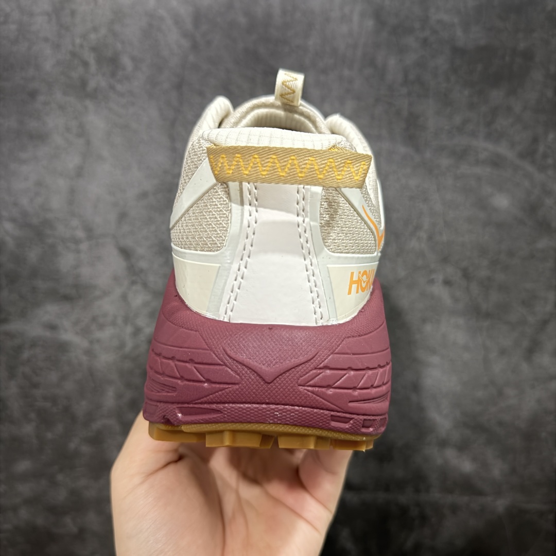 图片[4]-【公司级】HOKA ONE ONE Mafate Three 2 玛法特2.5代系列低帮轻量户外越野休闲运动慢跑鞋 上脚赞到报爆 轻盈舒适 鞋面采用超轻的无缝架构 轻薄的TPU贴在透气的鞋面材料上 减轻重量同时也保证了支撑性 鞋底采用滚动平衡技术 引导跑者回归自然步态 祖传的神奇EVA材质中底依旧是一如既往地表现优秀 能提供充足的缓震 作为HOKA家的越野跑鞋 VIBRAM 橡胶大底也是必不可少的 即便在复杂湿滑的地形 依旧能有良好的抓地力及稳定性 鞋带采用了弹性不易松脱的扁宽弹性鞋带 前掌与中掌部分也进行了加宽 也更加适合亚洲人的脚型 是一款十分全面且足够强悍的户外硬核越野鞋 日常搭配的话短裤是基本不挑 阔腿裤 工装裤以及各种长筒牛仔裤都可以 尺码：36 36.5 37.5 38 38.5 39 40 40.5 41 42 42.5 43 44 44.5 45-选品中心