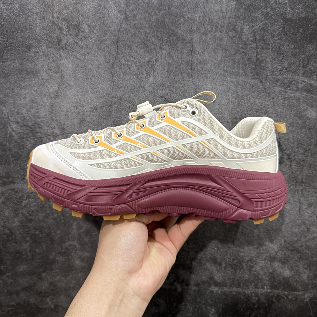 图片[2]-【公司级】HOKA ONE ONE Mafate Three 2 玛法特2.5代系列低帮轻量户外越野休闲运动慢跑鞋 上脚赞到报爆 轻盈舒适 鞋面采用超轻的无缝架构 轻薄的TPU贴在透气的鞋面材料上 减轻重量同时也保证了支撑性 鞋底采用滚动平衡技术 引导跑者回归自然步态 祖传的神奇EVA材质中底依旧是一如既往地表现优秀 能提供充足的缓震 作为HOKA家的越野跑鞋 VIBRAM 橡胶大底也是必不可少的 即便在复杂湿滑的地形 依旧能有良好的抓地力及稳定性 鞋带采用了弹性不易松脱的扁宽弹性鞋带 前掌与中掌部分也进行了加宽 也更加适合亚洲人的脚型 是一款十分全面且足够强悍的户外硬核越野鞋 日常搭配的话短裤是基本不挑 阔腿裤 工装裤以及各种长筒牛仔裤都可以 尺码：36 36.5 37.5 38 38.5 39 40 40.5 41 42 42.5 43 44 44.5 45-选品中心