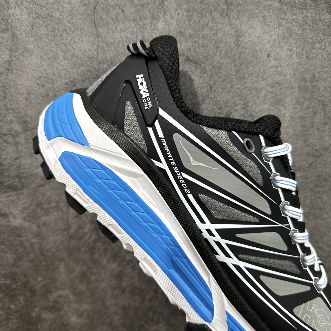 图片[7]-【公司级】HOKA ONE ONE Mafate Speed 2 Low 玛法特2代系列低帮轻量户外越野休闲运动慢跑鞋 HOKA ONE ONE 最近推出了一个胶囊系列 Origin Story 这个系列里的 Mafate Speed 2 可以说让我日思夜想有一阵子了 最近终于拔草 让我来分享一下这双也是上脚赞到爆的越野跑鞋吧 以阿尔卑斯山脉作为主题将亮黄色与蓝色调覆盖在这经典轮廓之上 配色的呈现效果相当亮眼 以至于很多人买这个配色是用来日常搭配的 鞋面采用超轻的无缝架构 轻薄的TPU贴在透气的鞋面材料上 减轻重量同时也保证了支撑性 鞋底则采用滚动平衡技术 引导跑者回归自然步态 祖传的神奇EVA材质中底依旧是一如既往地表现优秀 能提供充足的缓震 作为HOKA家的越野跑鞋 VIBRAM 橡胶大底也是必不可少的 即便在复杂湿滑的地形 依旧能有良好的抓地力及稳定性 鞋带采用了弹性不易松脱的扁宽弹性鞋带 前掌与中掌部分也进行了加宽 也更加适合亚洲人的脚型 是一款十分全面且足够强悍的户外硬核越野鞋 而这双极其亮眼的越野跑鞋恰好又是在江山一百中参赛的UTMB冠军 Ludovic POMMERET 夺冠时穿着的战靴 这就让它变得更加有吸引力了 用来日常搭配的话短裤是基本不挑 长裤我个人推荐阔腿裤 工装裤以及各种长筒牛仔裤都可以 尺码：36 36.5 37.5 38 38.5 39 40 40.5 41 42 42.5 43 44 44.5 45-选品中心