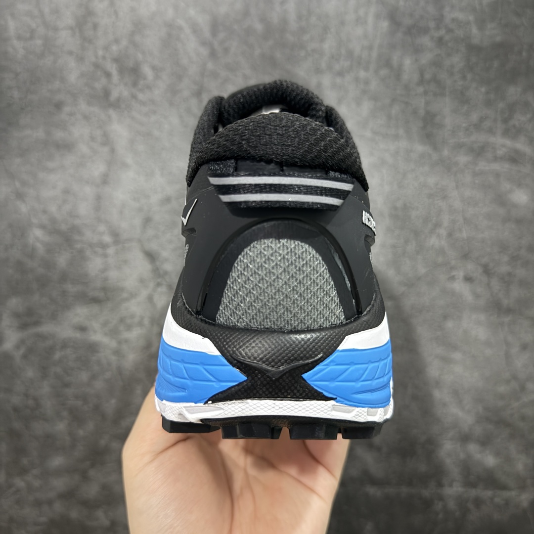 图片[4]-【公司级】HOKA ONE ONE Mafate Speed 2 Low 玛法特2代系列低帮轻量户外越野休闲运动慢跑鞋 HOKA ONE ONE 最近推出了一个胶囊系列 Origin Story 这个系列里的 Mafate Speed 2 可以说让我日思夜想有一阵子了 最近终于拔草 让我来分享一下这双也是上脚赞到爆的越野跑鞋吧 以阿尔卑斯山脉作为主题将亮黄色与蓝色调覆盖在这经典轮廓之上 配色的呈现效果相当亮眼 以至于很多人买这个配色是用来日常搭配的 鞋面采用超轻的无缝架构 轻薄的TPU贴在透气的鞋面材料上 减轻重量同时也保证了支撑性 鞋底则采用滚动平衡技术 引导跑者回归自然步态 祖传的神奇EVA材质中底依旧是一如既往地表现优秀 能提供充足的缓震 作为HOKA家的越野跑鞋 VIBRAM 橡胶大底也是必不可少的 即便在复杂湿滑的地形 依旧能有良好的抓地力及稳定性 鞋带采用了弹性不易松脱的扁宽弹性鞋带 前掌与中掌部分也进行了加宽 也更加适合亚洲人的脚型 是一款十分全面且足够强悍的户外硬核越野鞋 而这双极其亮眼的越野跑鞋恰好又是在江山一百中参赛的UTMB冠军 Ludovic POMMERET 夺冠时穿着的战靴 这就让它变得更加有吸引力了 用来日常搭配的话短裤是基本不挑 长裤我个人推荐阔腿裤 工装裤以及各种长筒牛仔裤都可以 尺码：36 36.5 37.5 38 38.5 39 40 40.5 41 42 42.5 43 44 44.5 45-选品中心