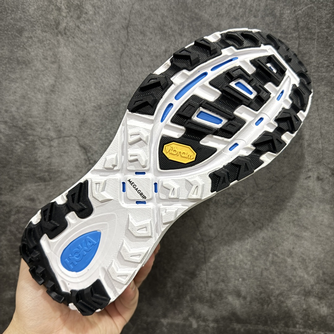 图片[9]-【公司级】HOKA ONE ONE Mafate Speed 2 Low 玛法特2代系列低帮轻量户外越野休闲运动慢跑鞋 HOKA ONE ONE 最近推出了一个胶囊系列 Origin Story 这个系列里的 Mafate Speed 2 可以说让我日思夜想有一阵子了 最近终于拔草 让我来分享一下这双也是上脚赞到爆的越野跑鞋吧 以阿尔卑斯山脉作为主题将亮黄色与蓝色调覆盖在这经典轮廓之上 配色的呈现效果相当亮眼 以至于很多人买这个配色是用来日常搭配的 鞋面采用超轻的无缝架构 轻薄的TPU贴在透气的鞋面材料上 减轻重量同时也保证了支撑性 鞋底则采用滚动平衡技术 引导跑者回归自然步态 祖传的神奇EVA材质中底依旧是一如既往地表现优秀 能提供充足的缓震 作为HOKA家的越野跑鞋 VIBRAM 橡胶大底也是必不可少的 即便在复杂湿滑的地形 依旧能有良好的抓地力及稳定性 鞋带采用了弹性不易松脱的扁宽弹性鞋带 前掌与中掌部分也进行了加宽 也更加适合亚洲人的脚型 是一款十分全面且足够强悍的户外硬核越野鞋 而这双极其亮眼的越野跑鞋恰好又是在江山一百中参赛的UTMB冠军 Ludovic POMMERET 夺冠时穿着的战靴 这就让它变得更加有吸引力了 用来日常搭配的话短裤是基本不挑 长裤我个人推荐阔腿裤 工装裤以及各种长筒牛仔裤都可以 尺码：36 36.5 37.5 38 38.5 39 40 40.5 41 42 42.5 43 44 44.5 45-选品中心
