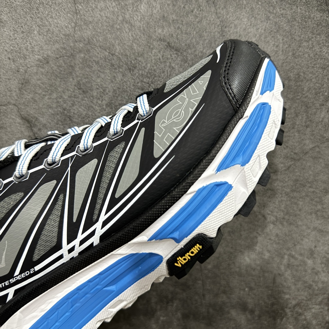 图片[6]-【公司级】HOKA ONE ONE Mafate Speed 2 Low 玛法特2代系列低帮轻量户外越野休闲运动慢跑鞋 HOKA ONE ONE 最近推出了一个胶囊系列 Origin Story 这个系列里的 Mafate Speed 2 可以说让我日思夜想有一阵子了 最近终于拔草 让我来分享一下这双也是上脚赞到爆的越野跑鞋吧 以阿尔卑斯山脉作为主题将亮黄色与蓝色调覆盖在这经典轮廓之上 配色的呈现效果相当亮眼 以至于很多人买这个配色是用来日常搭配的 鞋面采用超轻的无缝架构 轻薄的TPU贴在透气的鞋面材料上 减轻重量同时也保证了支撑性 鞋底则采用滚动平衡技术 引导跑者回归自然步态 祖传的神奇EVA材质中底依旧是一如既往地表现优秀 能提供充足的缓震 作为HOKA家的越野跑鞋 VIBRAM 橡胶大底也是必不可少的 即便在复杂湿滑的地形 依旧能有良好的抓地力及稳定性 鞋带采用了弹性不易松脱的扁宽弹性鞋带 前掌与中掌部分也进行了加宽 也更加适合亚洲人的脚型 是一款十分全面且足够强悍的户外硬核越野鞋 而这双极其亮眼的越野跑鞋恰好又是在江山一百中参赛的UTMB冠军 Ludovic POMMERET 夺冠时穿着的战靴 这就让它变得更加有吸引力了 用来日常搭配的话短裤是基本不挑 长裤我个人推荐阔腿裤 工装裤以及各种长筒牛仔裤都可以 尺码：36 36.5 37.5 38 38.5 39 40 40.5 41 42 42.5 43 44 44.5 45-选品中心