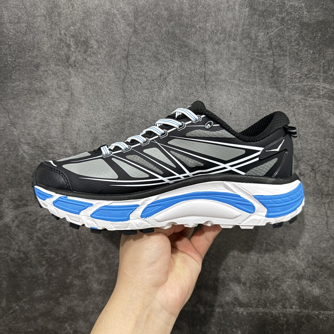图片[2]-【公司级】HOKA ONE ONE Mafate Speed 2 Low 玛法特2代系列低帮轻量户外越野休闲运动慢跑鞋 HOKA ONE ONE 最近推出了一个胶囊系列 Origin Story 这个系列里的 Mafate Speed 2 可以说让我日思夜想有一阵子了 最近终于拔草 让我来分享一下这双也是上脚赞到爆的越野跑鞋吧 以阿尔卑斯山脉作为主题将亮黄色与蓝色调覆盖在这经典轮廓之上 配色的呈现效果相当亮眼 以至于很多人买这个配色是用来日常搭配的 鞋面采用超轻的无缝架构 轻薄的TPU贴在透气的鞋面材料上 减轻重量同时也保证了支撑性 鞋底则采用滚动平衡技术 引导跑者回归自然步态 祖传的神奇EVA材质中底依旧是一如既往地表现优秀 能提供充足的缓震 作为HOKA家的越野跑鞋 VIBRAM 橡胶大底也是必不可少的 即便在复杂湿滑的地形 依旧能有良好的抓地力及稳定性 鞋带采用了弹性不易松脱的扁宽弹性鞋带 前掌与中掌部分也进行了加宽 也更加适合亚洲人的脚型 是一款十分全面且足够强悍的户外硬核越野鞋 而这双极其亮眼的越野跑鞋恰好又是在江山一百中参赛的UTMB冠军 Ludovic POMMERET 夺冠时穿着的战靴 这就让它变得更加有吸引力了 用来日常搭配的话短裤是基本不挑 长裤我个人推荐阔腿裤 工装裤以及各种长筒牛仔裤都可以 尺码：36 36.5 37.5 38 38.5 39 40 40.5 41 42 42.5 43 44 44.5 45-选品中心