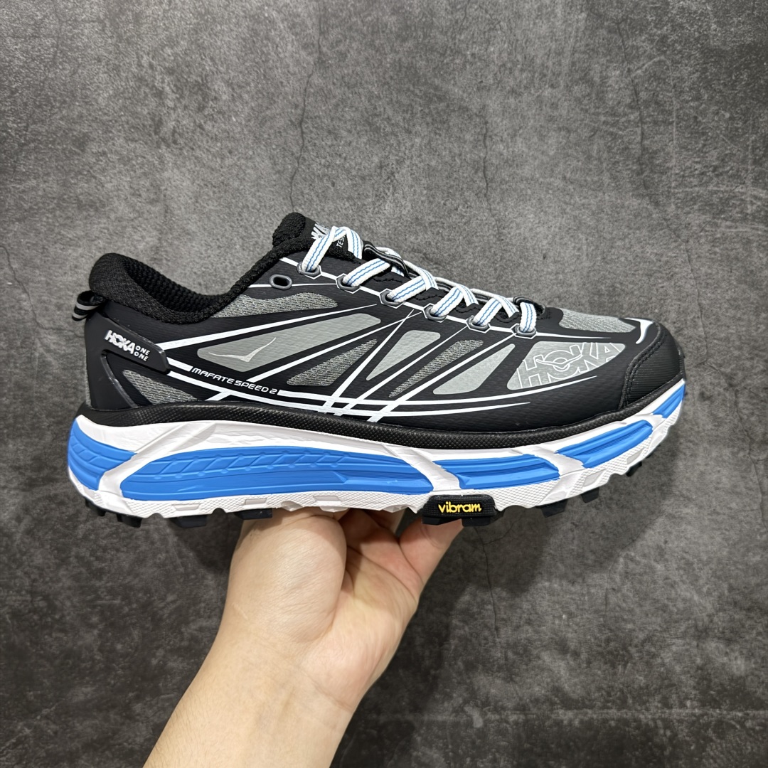 【公司级】HOKA ONE ONE Mafate Speed 2 Low 玛法特2代系列低帮轻量户外越野休闲运动慢跑鞋 HOKA ONE ONE 最近推出了一个胶囊系列 Origin Story 这个系列里的 Mafate Speed 2 可以说让我日思夜想有一阵子了 最近终于拔草 让我来分享一下这双也是上脚赞到爆的越野跑鞋吧 以阿尔卑斯山脉作为主题将亮黄色与蓝色调覆盖在这经典轮廓之上 配色的呈现效果相当亮眼 以至于很多人买这个配色是用来日常搭配的 鞋面采用超轻的无缝架构 轻薄的TPU贴在透气的鞋面材料上 减轻重量同时也保证了支撑性 鞋底则采用滚动平衡技术 引导跑者回归自然步态 祖传的神奇EVA材质中底依旧是一如既往地表现优秀 能提供充足的缓震 作为HOKA家的越野跑鞋 VIBRAM 橡胶大底也是必不可少的 即便在复杂湿滑的地形 依旧能有良好的抓地力及稳定性 鞋带采用了弹性不易松脱的扁宽弹性鞋带 前掌与中掌部分也进行了加宽 也更加适合亚洲人的脚型 是一款十分全面且足够强悍的户外硬核越野鞋 而这双极其亮眼的越野跑鞋恰好又是在江山一百中参赛的UTMB冠军 Ludovic POMMERET 夺冠时穿着的战靴 这就让它变得更加有吸引力了 用来日常搭配的话短裤是基本不挑 长裤我个人推荐阔腿裤 工装裤以及各种长筒牛仔裤都可以 尺码:36 36.5 37.5 38 38.5 39 40 40.5 41 42 42.5 43 44 44.5 45-选品中心