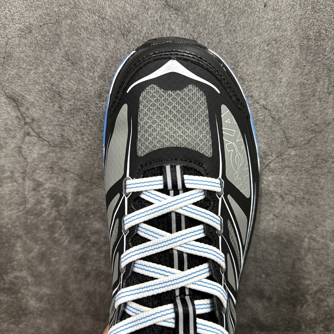 图片[5]-【公司级】HOKA ONE ONE Mafate Speed 2 Low 玛法特2代系列低帮轻量户外越野休闲运动慢跑鞋 HOKA ONE ONE 最近推出了一个胶囊系列 Origin Story 这个系列里的 Mafate Speed 2 可以说让我日思夜想有一阵子了 最近终于拔草 让我来分享一下这双也是上脚赞到爆的越野跑鞋吧 以阿尔卑斯山脉作为主题将亮黄色与蓝色调覆盖在这经典轮廓之上 配色的呈现效果相当亮眼 以至于很多人买这个配色是用来日常搭配的 鞋面采用超轻的无缝架构 轻薄的TPU贴在透气的鞋面材料上 减轻重量同时也保证了支撑性 鞋底则采用滚动平衡技术 引导跑者回归自然步态 祖传的神奇EVA材质中底依旧是一如既往地表现优秀 能提供充足的缓震 作为HOKA家的越野跑鞋 VIBRAM 橡胶大底也是必不可少的 即便在复杂湿滑的地形 依旧能有良好的抓地力及稳定性 鞋带采用了弹性不易松脱的扁宽弹性鞋带 前掌与中掌部分也进行了加宽 也更加适合亚洲人的脚型 是一款十分全面且足够强悍的户外硬核越野鞋 而这双极其亮眼的越野跑鞋恰好又是在江山一百中参赛的UTMB冠军 Ludovic POMMERET 夺冠时穿着的战靴 这就让它变得更加有吸引力了 用来日常搭配的话短裤是基本不挑 长裤我个人推荐阔腿裤 工装裤以及各种长筒牛仔裤都可以 尺码：36 36.5 37.5 38 38.5 39 40 40.5 41 42 42.5 43 44 44.5 45-选品中心