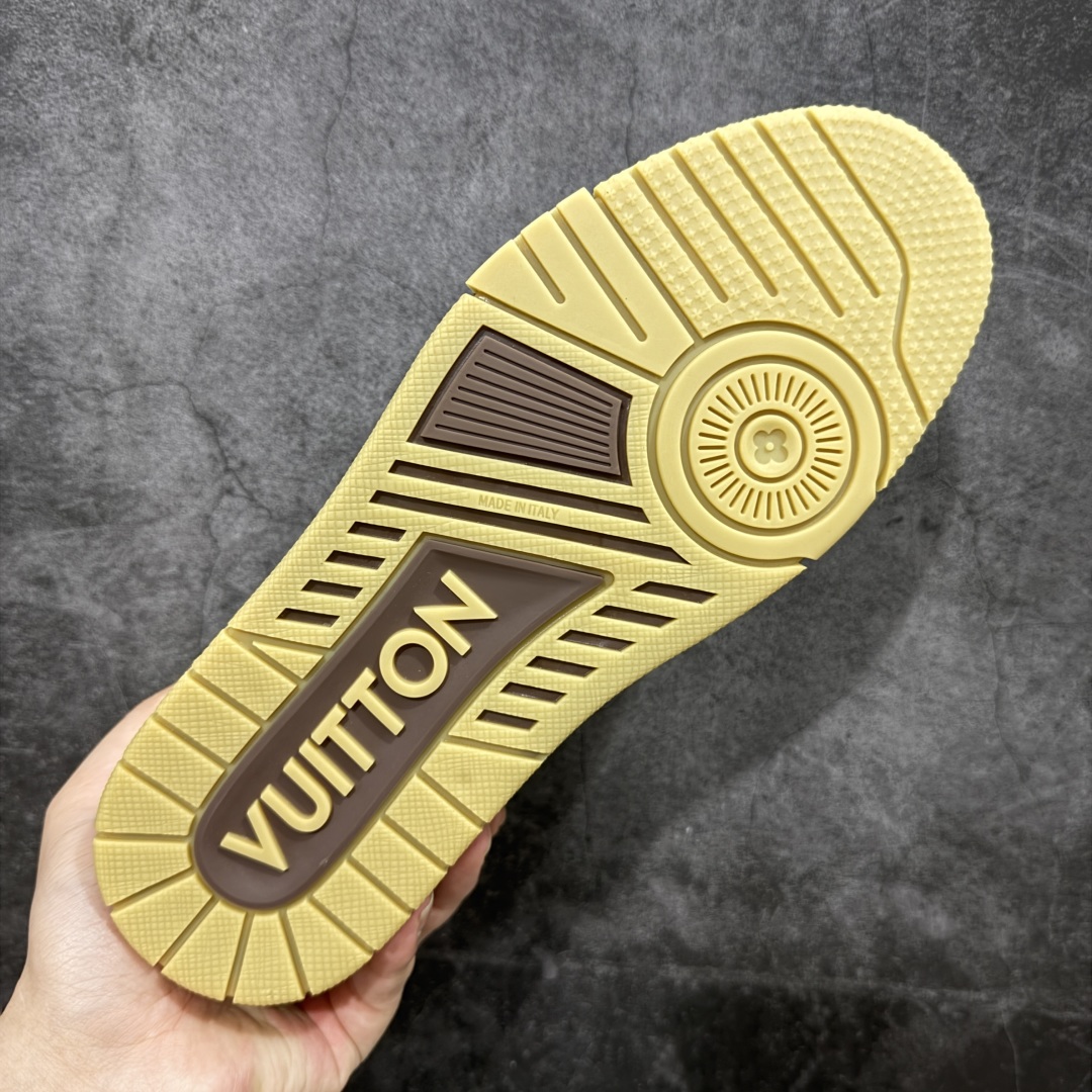 图片[9]-【顶级性价比版本】LV Trainer 深棕皮 双层飞机礼盒 中高端品质 价格超值不杀猪 非市面假特价版本 广东产 顶级品质 真材实料 不偷材料 市售数一数二的好货 放眼市场同价格绝对找不到比他更好的货⚠️ 工厂长期补货 价格优势供应 所有配色均原版购入开发打造 正确原版 超高还原度 空胶工艺 各细节到位 鞋面为细柔小牛皮 厚实织物鞋带正确扣子配件 正确牛仔布料无色差 图案对版对位 白色软质荔枝皮 老花压印到位 细节 版型全都没毛病 正确鞋垫 中高端零售 杀猪这个版本没毛病 品质见实拍 无需过多文案赘述！ 尺码： 39-45-选品中心