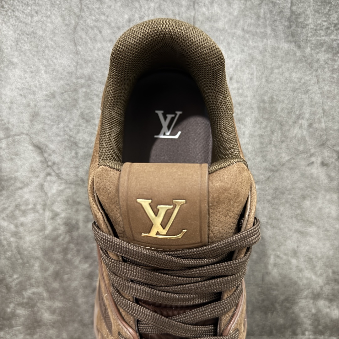 图片[8]-【顶级性价比版本】LV Trainer 深棕皮 双层飞机礼盒 中高端品质 价格超值不杀猪 非市面假特价版本 广东产 顶级品质 真材实料 不偷材料 市售数一数二的好货 放眼市场同价格绝对找不到比他更好的货⚠️ 工厂长期补货 价格优势供应 所有配色均原版购入开发打造 正确原版 超高还原度 空胶工艺 各细节到位 鞋面为细柔小牛皮 厚实织物鞋带正确扣子配件 正确牛仔布料无色差 图案对版对位 白色软质荔枝皮 老花压印到位 细节 版型全都没毛病 正确鞋垫 中高端零售 杀猪这个版本没毛病 品质见实拍 无需过多文案赘述！ 尺码： 39-45-选品中心