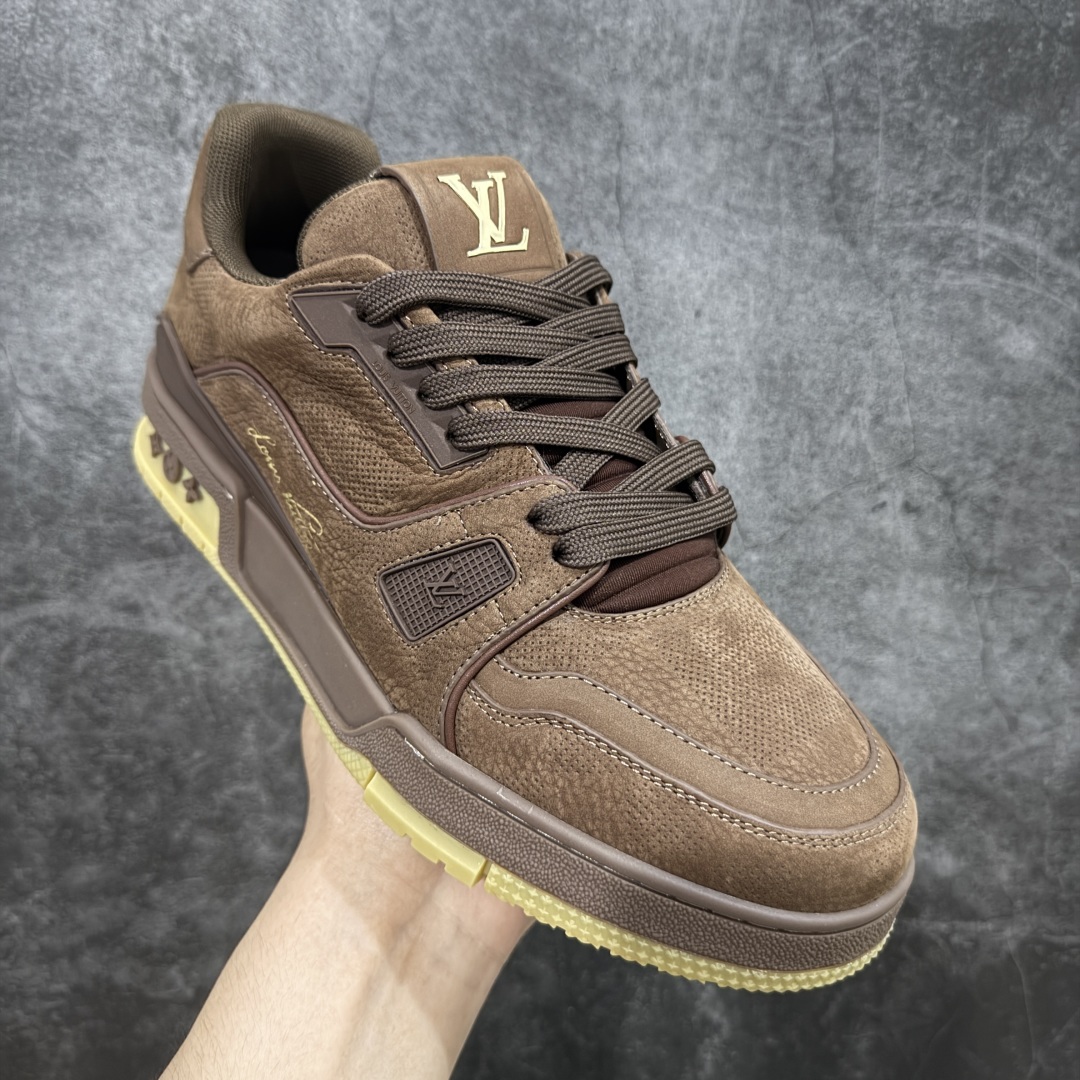 图片[3]-【顶级性价比版本】LV Trainer 深棕皮 双层飞机礼盒 中高端品质 价格超值不杀猪 非市面假特价版本 广东产 顶级品质 真材实料 不偷材料 市售数一数二的好货 放眼市场同价格绝对找不到比他更好的货⚠️ 工厂长期补货 价格优势供应 所有配色均原版购入开发打造 正确原版 超高还原度 空胶工艺 各细节到位 鞋面为细柔小牛皮 厚实织物鞋带正确扣子配件 正确牛仔布料无色差 图案对版对位 白色软质荔枝皮 老花压印到位 细节 版型全都没毛病 正确鞋垫 中高端零售 杀猪这个版本没毛病 品质见实拍 无需过多文案赘述！ 尺码： 39-45-选品中心