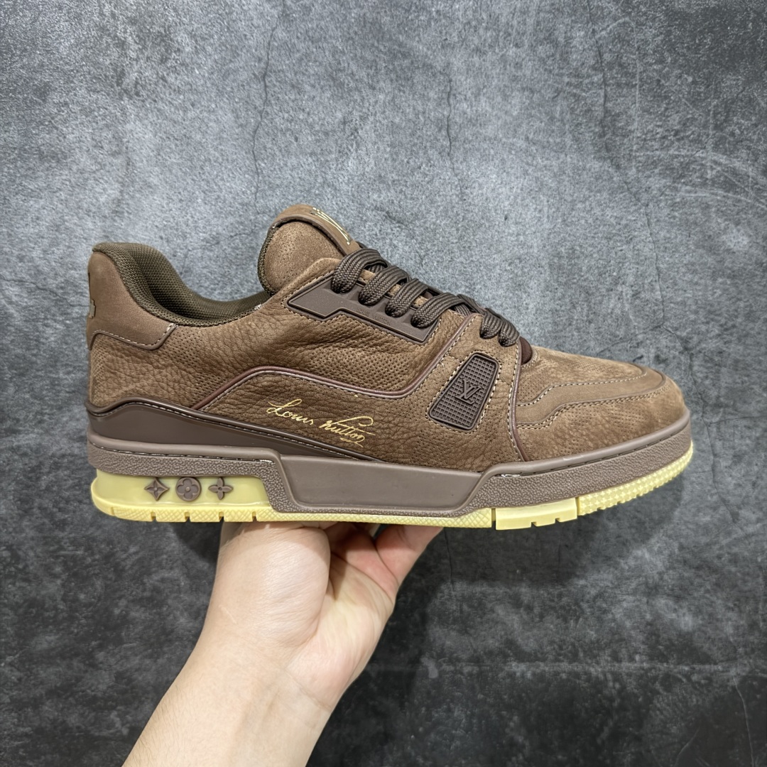 【顶级性价比版本】LV Trainer 深棕皮 双层飞机礼盒 中高端品质 价格超值不杀猪 非市面假特价版本 广东产 顶级品质 真材实料 不偷材料 市售数一数二的好货 放眼市场同价格绝对找不到比他更好的货⚠️ 工厂长期补货 价格优势供应 所有配色均原版购入开发打造 正确原版 超高还原度 空胶工艺 各细节到位 鞋面为细柔小牛皮 厚实织物鞋带正确扣子配件 正确牛仔布料无色差 图案对版对位 白色软质荔枝皮 老花压印到位 细节 版型全都没毛病 正确鞋垫 中高端零售 杀猪这个版本没毛病 品质见实拍 无需过多文案赘述! 尺码: 39-45-选品中心