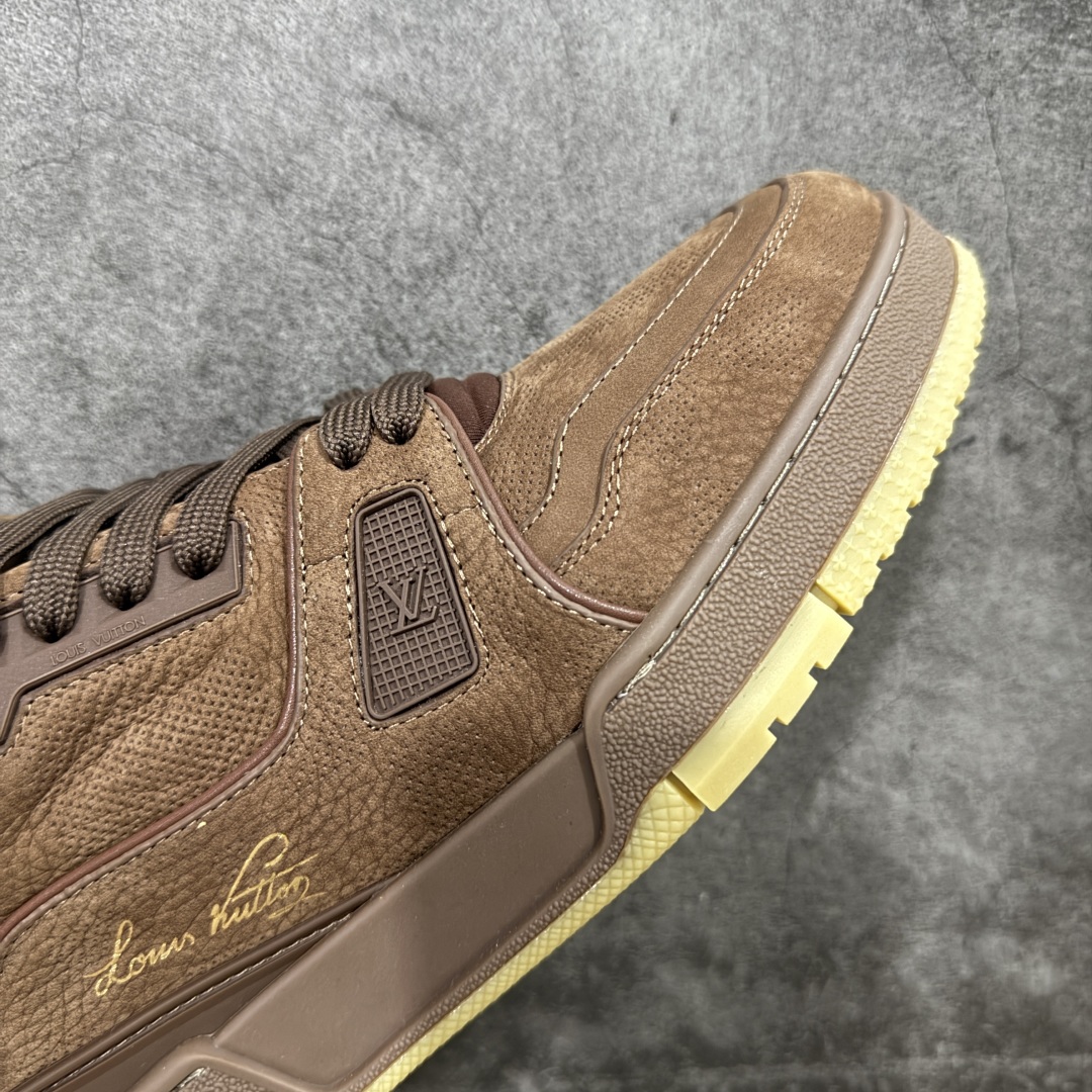 图片[6]-【顶级性价比版本】LV Trainer 深棕皮 双层飞机礼盒 中高端品质 价格超值不杀猪 非市面假特价版本 广东产 顶级品质 真材实料 不偷材料 市售数一数二的好货 放眼市场同价格绝对找不到比他更好的货⚠️ 工厂长期补货 价格优势供应 所有配色均原版购入开发打造 正确原版 超高还原度 空胶工艺 各细节到位 鞋面为细柔小牛皮 厚实织物鞋带正确扣子配件 正确牛仔布料无色差 图案对版对位 白色软质荔枝皮 老花压印到位 细节 版型全都没毛病 正确鞋垫 中高端零售 杀猪这个版本没毛病 品质见实拍 无需过多文案赘述！ 尺码： 39-45-选品中心