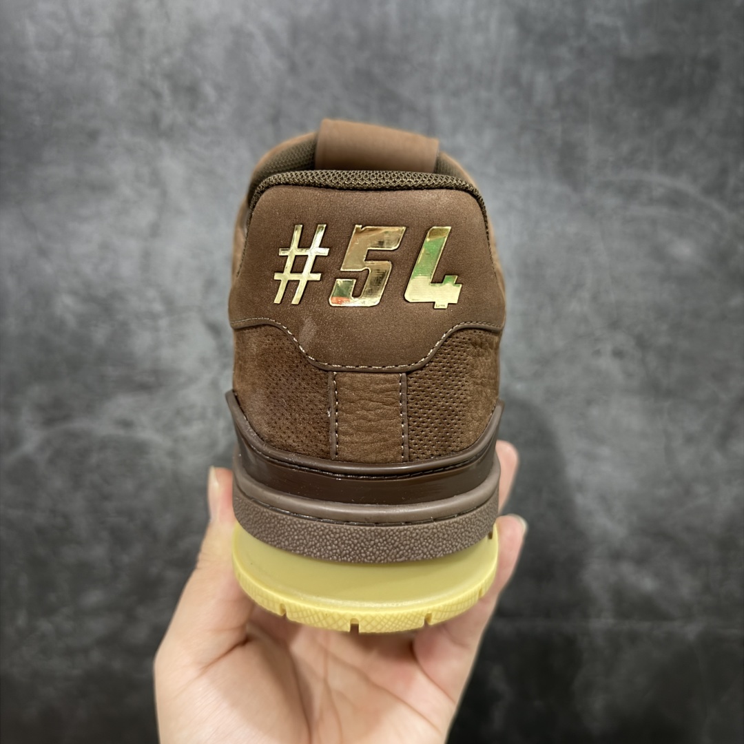 图片[4]-【顶级性价比版本】LV Trainer 深棕皮 双层飞机礼盒 中高端品质 价格超值不杀猪 非市面假特价版本 广东产 顶级品质 真材实料 不偷材料 市售数一数二的好货 放眼市场同价格绝对找不到比他更好的货⚠️ 工厂长期补货 价格优势供应 所有配色均原版购入开发打造 正确原版 超高还原度 空胶工艺 各细节到位 鞋面为细柔小牛皮 厚实织物鞋带正确扣子配件 正确牛仔布料无色差 图案对版对位 白色软质荔枝皮 老花压印到位 细节 版型全都没毛病 正确鞋垫 中高端零售 杀猪这个版本没毛病 品质见实拍 无需过多文案赘述！ 尺码： 39-45-选品中心