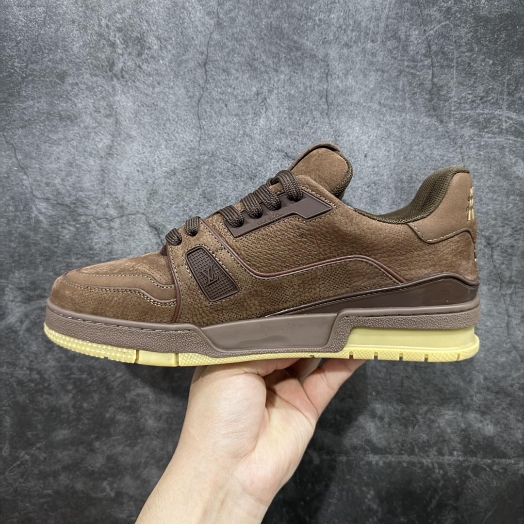 图片[2]-【顶级性价比版本】LV Trainer 深棕皮 双层飞机礼盒 中高端品质 价格超值不杀猪 非市面假特价版本 广东产 顶级品质 真材实料 不偷材料 市售数一数二的好货 放眼市场同价格绝对找不到比他更好的货⚠️ 工厂长期补货 价格优势供应 所有配色均原版购入开发打造 正确原版 超高还原度 空胶工艺 各细节到位 鞋面为细柔小牛皮 厚实织物鞋带正确扣子配件 正确牛仔布料无色差 图案对版对位 白色软质荔枝皮 老花压印到位 细节 版型全都没毛病 正确鞋垫 中高端零售 杀猪这个版本没毛病 品质见实拍 无需过多文案赘述！ 尺码： 39-45-选品中心