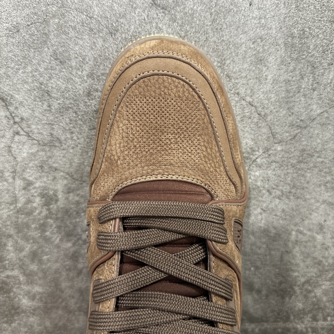 图片[5]-【顶级性价比版本】LV Trainer 深棕皮 双层飞机礼盒 中高端品质 价格超值不杀猪 非市面假特价版本 广东产 顶级品质 真材实料 不偷材料 市售数一数二的好货 放眼市场同价格绝对找不到比他更好的货⚠️ 工厂长期补货 价格优势供应 所有配色均原版购入开发打造 正确原版 超高还原度 空胶工艺 各细节到位 鞋面为细柔小牛皮 厚实织物鞋带正确扣子配件 正确牛仔布料无色差 图案对版对位 白色软质荔枝皮 老花压印到位 细节 版型全都没毛病 正确鞋垫 中高端零售 杀猪这个版本没毛病 品质见实拍 无需过多文案赘述！ 尺码： 39-45-选品中心