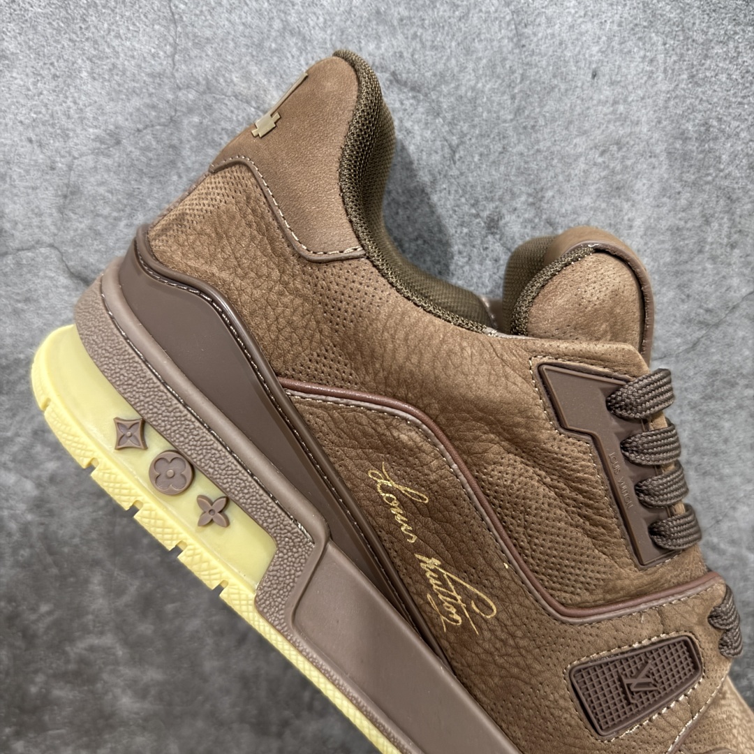 图片[7]-【顶级性价比版本】LV Trainer 深棕皮 双层飞机礼盒 中高端品质 价格超值不杀猪 非市面假特价版本 广东产 顶级品质 真材实料 不偷材料 市售数一数二的好货 放眼市场同价格绝对找不到比他更好的货⚠️ 工厂长期补货 价格优势供应 所有配色均原版购入开发打造 正确原版 超高还原度 空胶工艺 各细节到位 鞋面为细柔小牛皮 厚实织物鞋带正确扣子配件 正确牛仔布料无色差 图案对版对位 白色软质荔枝皮 老花压印到位 细节 版型全都没毛病 正确鞋垫 中高端零售 杀猪这个版本没毛病 品质见实拍 无需过多文案赘述！ 尺码： 39-45-选品中心