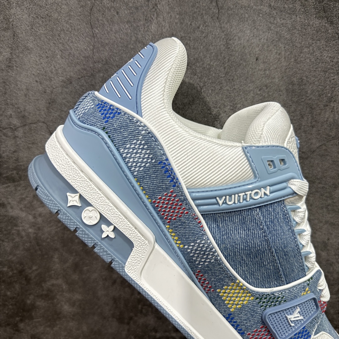 图片[7]-【顶级性价比版本】LV Trainer 蓝牛仔印花 双层飞机礼盒 中高端品质 价格超值不杀猪 非市面假特价版本 广东产 顶级品质 真材实料 不偷材料 市售数一数二的好货 放眼市场同价格绝对找不到比他更好的货⚠️ 工厂长期补货 价格优势供应 所有配色均原版购入开发打造 正确原版 超高还原度 空胶工艺 各细节到位 鞋面为细柔小牛皮 厚实织物鞋带正确扣子配件 正确牛仔布料无色差 图案对版对位 白色软质荔枝皮 老花压印到位 细节 版型全都没毛病 正确鞋垫 中高端零售 杀猪这个版本没毛病 品质见实拍 无需过多文案赘述！ 尺码： 35-45-选品中心