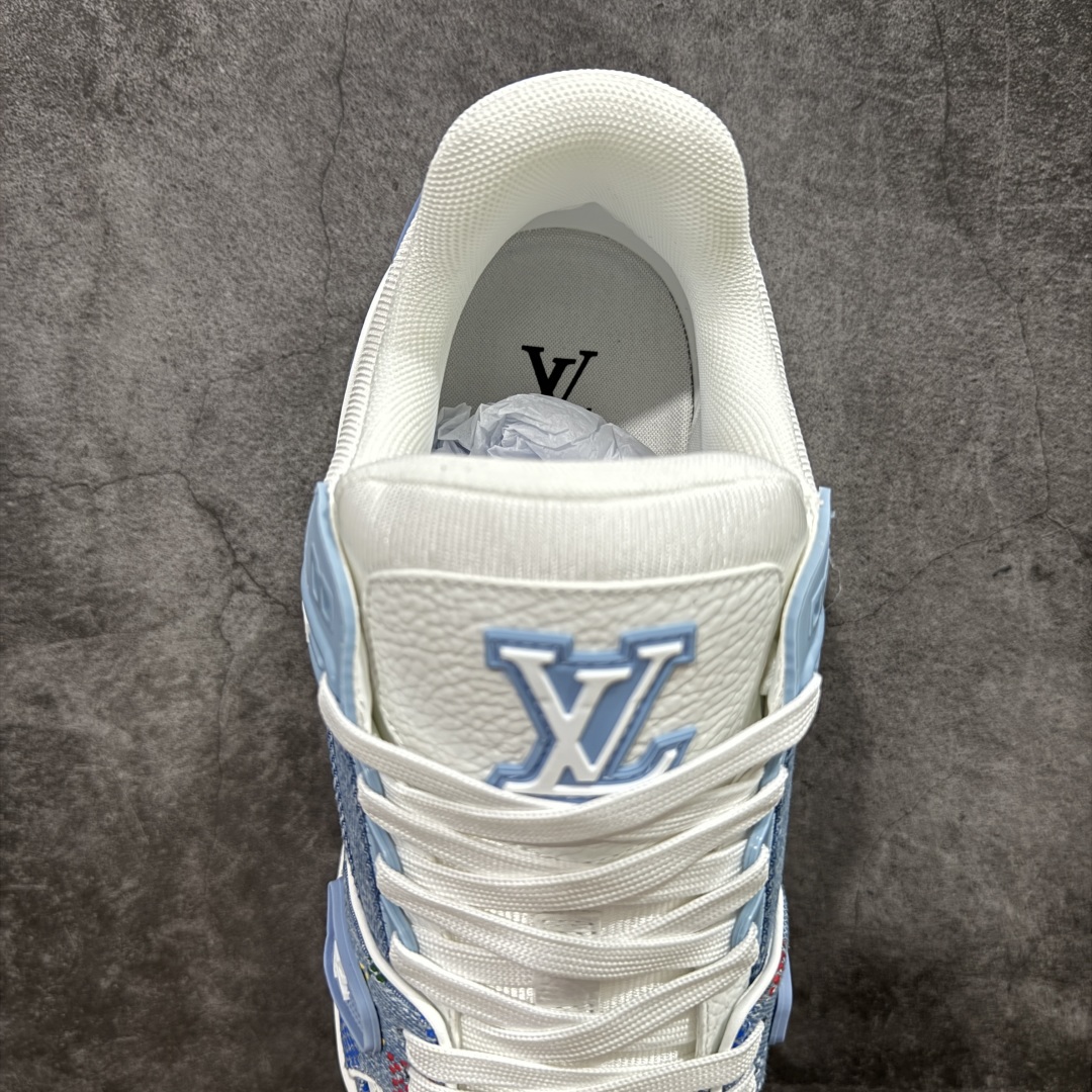 图片[8]-【顶级性价比版本】LV Trainer 蓝牛仔印花 双层飞机礼盒 中高端品质 价格超值不杀猪 非市面假特价版本 广东产 顶级品质 真材实料 不偷材料 市售数一数二的好货 放眼市场同价格绝对找不到比他更好的货⚠️ 工厂长期补货 价格优势供应 所有配色均原版购入开发打造 正确原版 超高还原度 空胶工艺 各细节到位 鞋面为细柔小牛皮 厚实织物鞋带正确扣子配件 正确牛仔布料无色差 图案对版对位 白色软质荔枝皮 老花压印到位 细节 版型全都没毛病 正确鞋垫 中高端零售 杀猪这个版本没毛病 品质见实拍 无需过多文案赘述！ 尺码： 35-45-选品中心