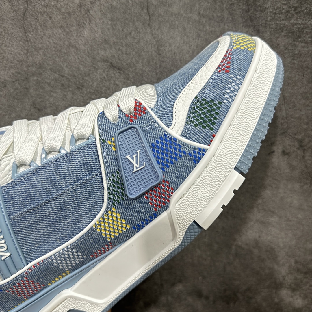 图片[6]-【顶级性价比版本】LV Trainer 蓝牛仔印花 双层飞机礼盒 中高端品质 价格超值不杀猪 非市面假特价版本 广东产 顶级品质 真材实料 不偷材料 市售数一数二的好货 放眼市场同价格绝对找不到比他更好的货⚠️ 工厂长期补货 价格优势供应 所有配色均原版购入开发打造 正确原版 超高还原度 空胶工艺 各细节到位 鞋面为细柔小牛皮 厚实织物鞋带正确扣子配件 正确牛仔布料无色差 图案对版对位 白色软质荔枝皮 老花压印到位 细节 版型全都没毛病 正确鞋垫 中高端零售 杀猪这个版本没毛病 品质见实拍 无需过多文案赘述！ 尺码： 35-45-选品中心