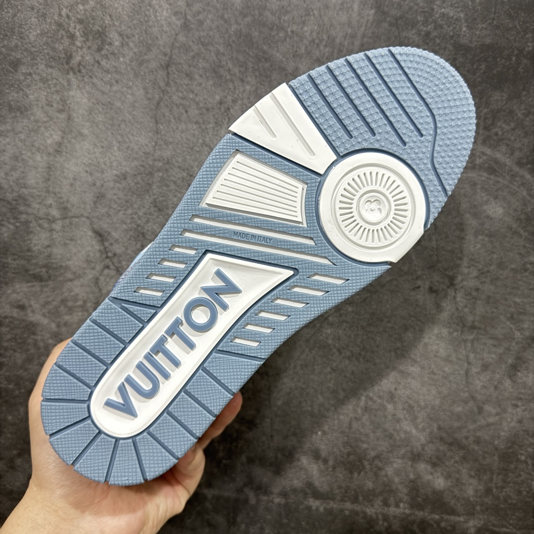 图片[9]-【顶级性价比版本】LV Trainer 蓝牛仔印花 双层飞机礼盒 中高端品质 价格超值不杀猪 非市面假特价版本 广东产 顶级品质 真材实料 不偷材料 市售数一数二的好货 放眼市场同价格绝对找不到比他更好的货⚠️ 工厂长期补货 价格优势供应 所有配色均原版购入开发打造 正确原版 超高还原度 空胶工艺 各细节到位 鞋面为细柔小牛皮 厚实织物鞋带正确扣子配件 正确牛仔布料无色差 图案对版对位 白色软质荔枝皮 老花压印到位 细节 版型全都没毛病 正确鞋垫 中高端零售 杀猪这个版本没毛病 品质见实拍 无需过多文案赘述！ 尺码： 35-45-选品中心