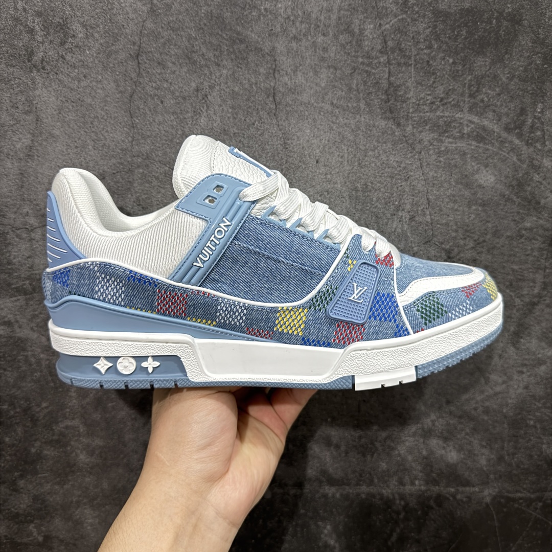 【顶级性价比版本】LV Trainer 蓝牛仔印花 双层飞机礼盒 中高端品质 价格超值不杀猪 非市面假特价版本 广东产 顶级品质 真材实料 不偷材料 市售数一数二的好货 放眼市场同价格绝对找不到比他更好的货⚠️ 工厂长期补货 价格优势供应 所有配色均原版购入开发打造 正确原版 超高还原度 空胶工艺 各细节到位 鞋面为细柔小牛皮 厚实织物鞋带正确扣子配件 正确牛仔布料无色差 图案对版对位 白色软质荔枝皮 老花压印到位 细节 版型全都没毛病 正确鞋垫 中高端零售 杀猪这个版本没毛病 品质见实拍 无需过多文案赘述! 尺码: 35-45-选品中心
