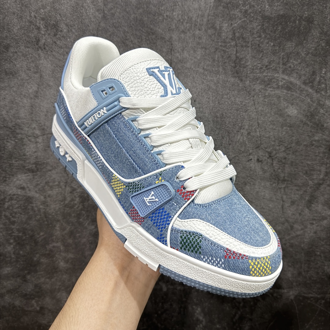 图片[3]-【顶级性价比版本】LV Trainer 蓝牛仔印花 双层飞机礼盒 中高端品质 价格超值不杀猪 非市面假特价版本 广东产 顶级品质 真材实料 不偷材料 市售数一数二的好货 放眼市场同价格绝对找不到比他更好的货⚠️ 工厂长期补货 价格优势供应 所有配色均原版购入开发打造 正确原版 超高还原度 空胶工艺 各细节到位 鞋面为细柔小牛皮 厚实织物鞋带正确扣子配件 正确牛仔布料无色差 图案对版对位 白色软质荔枝皮 老花压印到位 细节 版型全都没毛病 正确鞋垫 中高端零售 杀猪这个版本没毛病 品质见实拍 无需过多文案赘述！ 尺码： 35-45-选品中心